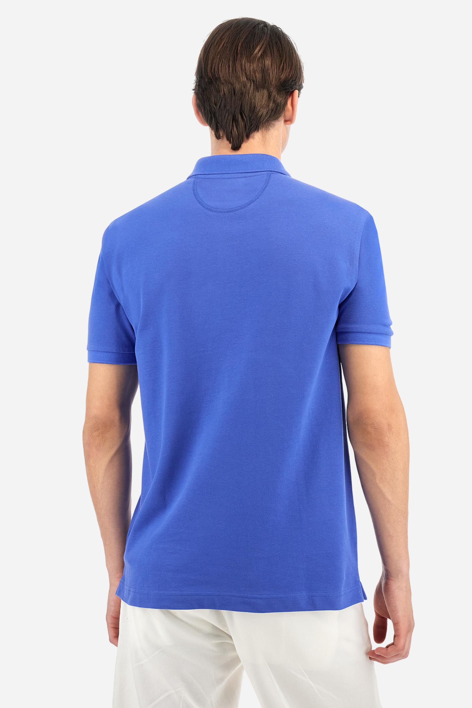 Men's plain-coloured, short-sleeved, regular-fit cotton polo shirt. Contrasting La Martina logo sewn onto the chest. This versatile garment goes perfectly with a pair of jeans from the collection. - Dazzling Blue
