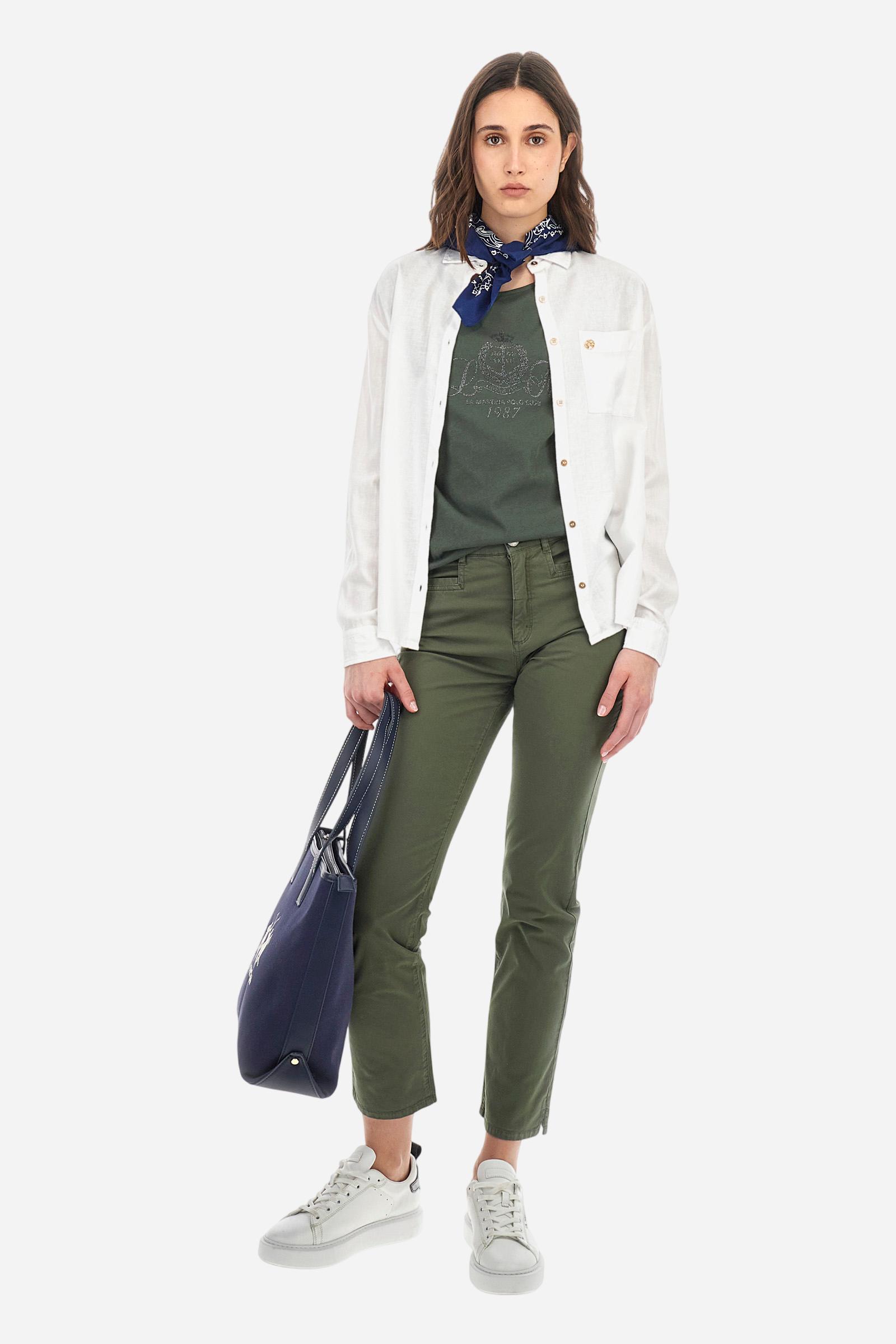 Women's single-colour T-shirt made of 100% cotton jersey. The sleeve is dropped and barely covers the shoulder, with no cut in the middle. The neckline is round and wide with a small V-shaped opening on the back. In the centre of the chest, the navy-style graphic with the brand's logos and lettering is present as a colour-contrasting print. The logo is represented by a metal tag sewn onto the left sleeve. Regular fit. The model is wearing a size 2. - Thyme