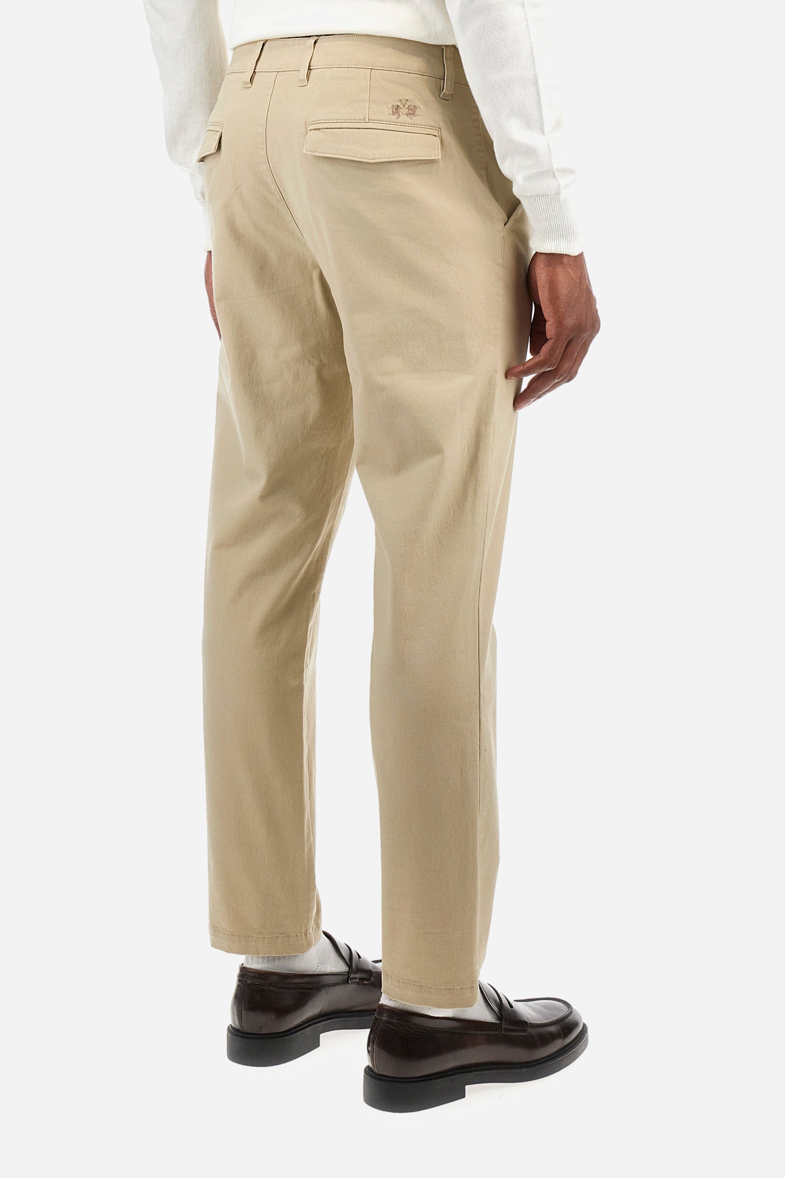 Men's plain chinos, made from stretch cotton. Complete with belt loops and a zip fly and button. Two front pockets and two back pockets. The logo is embroidered on the back. Regular fit. The model is wearing a size 33. - Tidal Foam