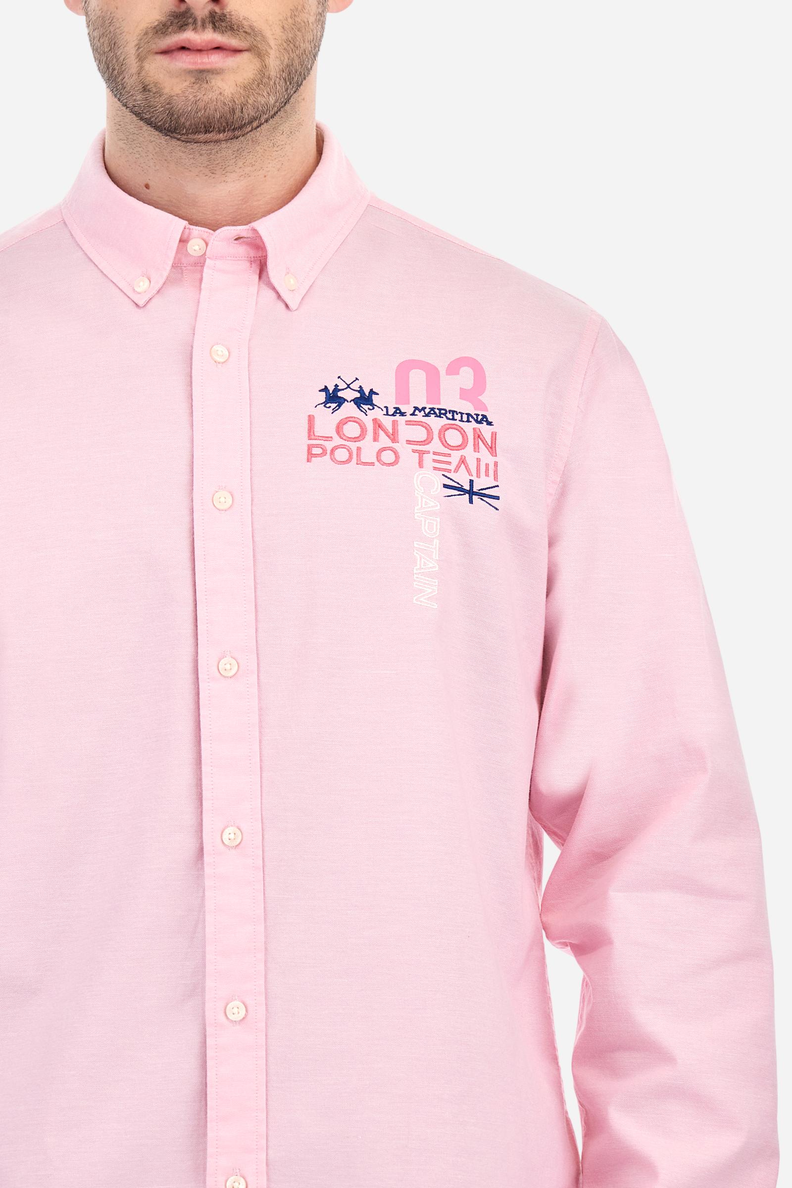 Men's long-sleeved single-colour shirt made of 100% Oxford cotton. Button-down collar. Featuring twill details on the inner collar and cuff. The graphics on the chest and sleeves are embroidered with contrasting coloured threads. The fit is regular. The model is wearing a size L. - Parfait Pink