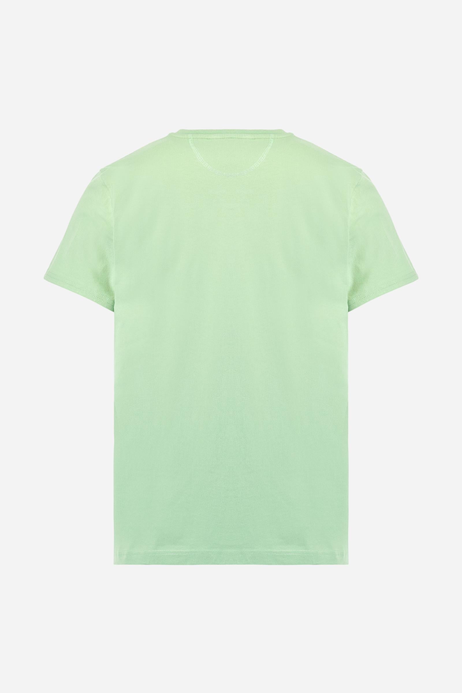Men's short-sleeved crew-neck T-shirt in solid colour with embroidered logo in contrasting colour on the chest. Made of 100% cotton with a regular fit. It is perfect paired with Bermuda shorts or trousers for a casual and trendy look. Suitable for leisure time. The model is 187 cm tall and wears a size L. - Pastel Green