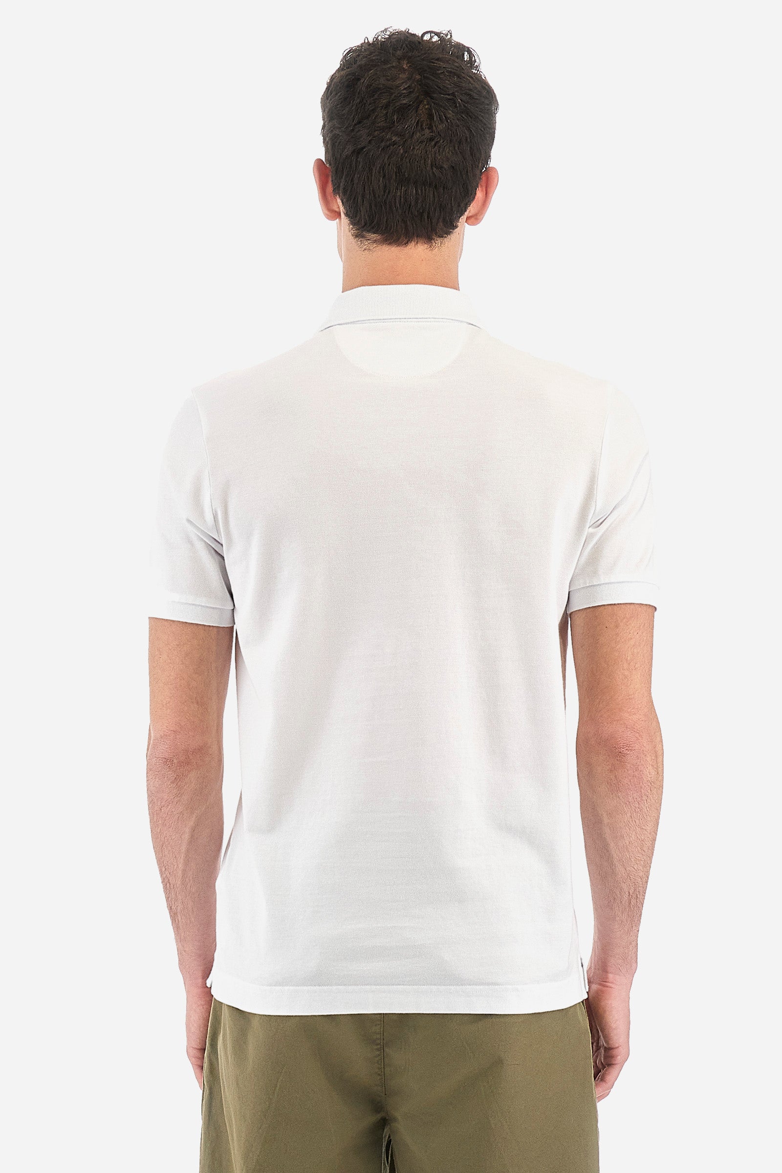 Men's plain-coloured, short-sleeved, regular-fit cotton polo shirt. Contrasting La Martina logo sewn onto the chest. This versatile garment goes perfectly with a pair of jeans from the collection. - Optic White