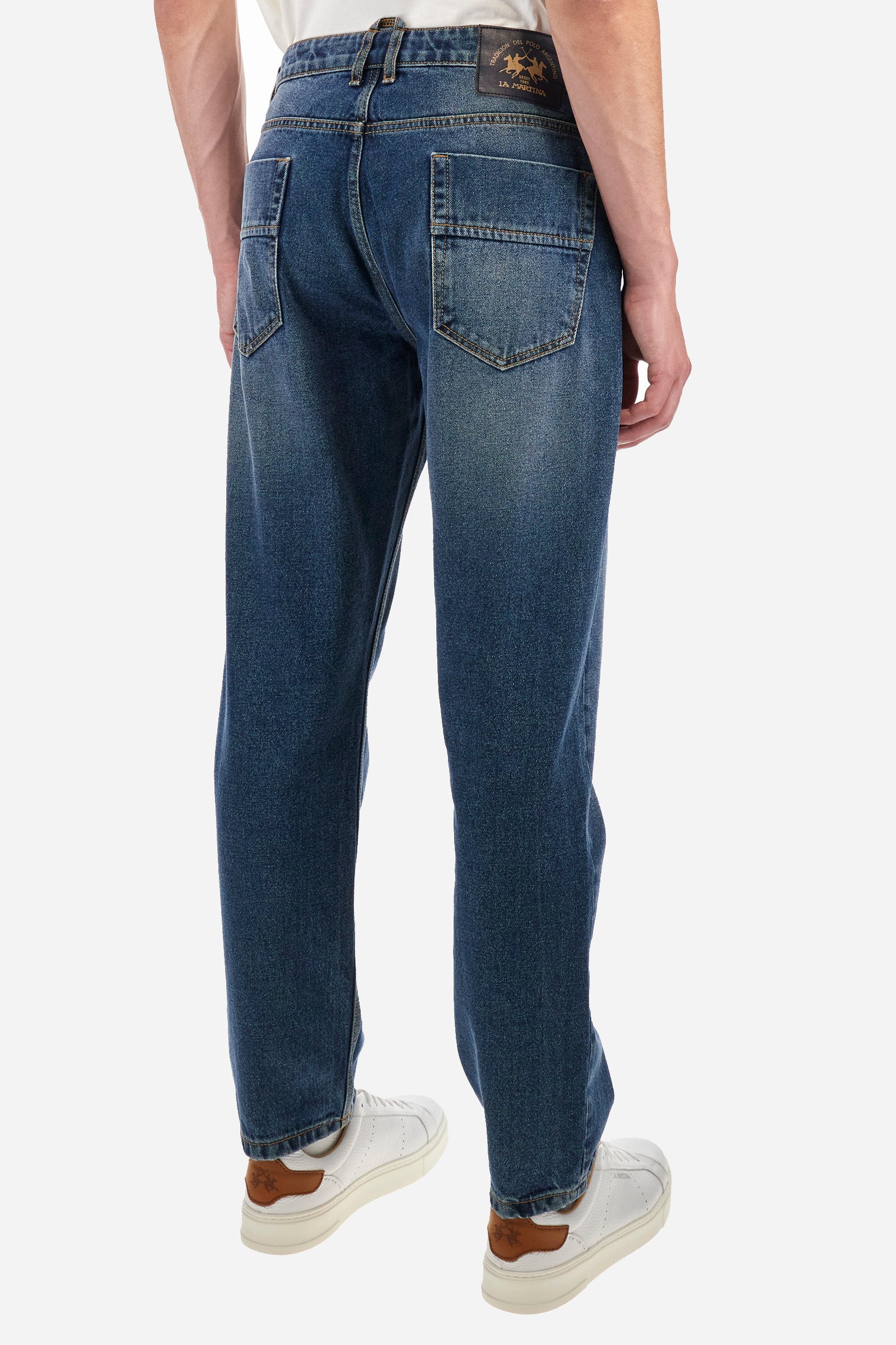 Men's plain 5-pocket jeans, made from 100% cotton. Complete with belt loops and a zip fly and button. Double front pocket with a small pocket on one side and double pocket on the back. The logo is embroidered on the front. Regular fit. The model is wearing a size 33. - Light Indigo Denim