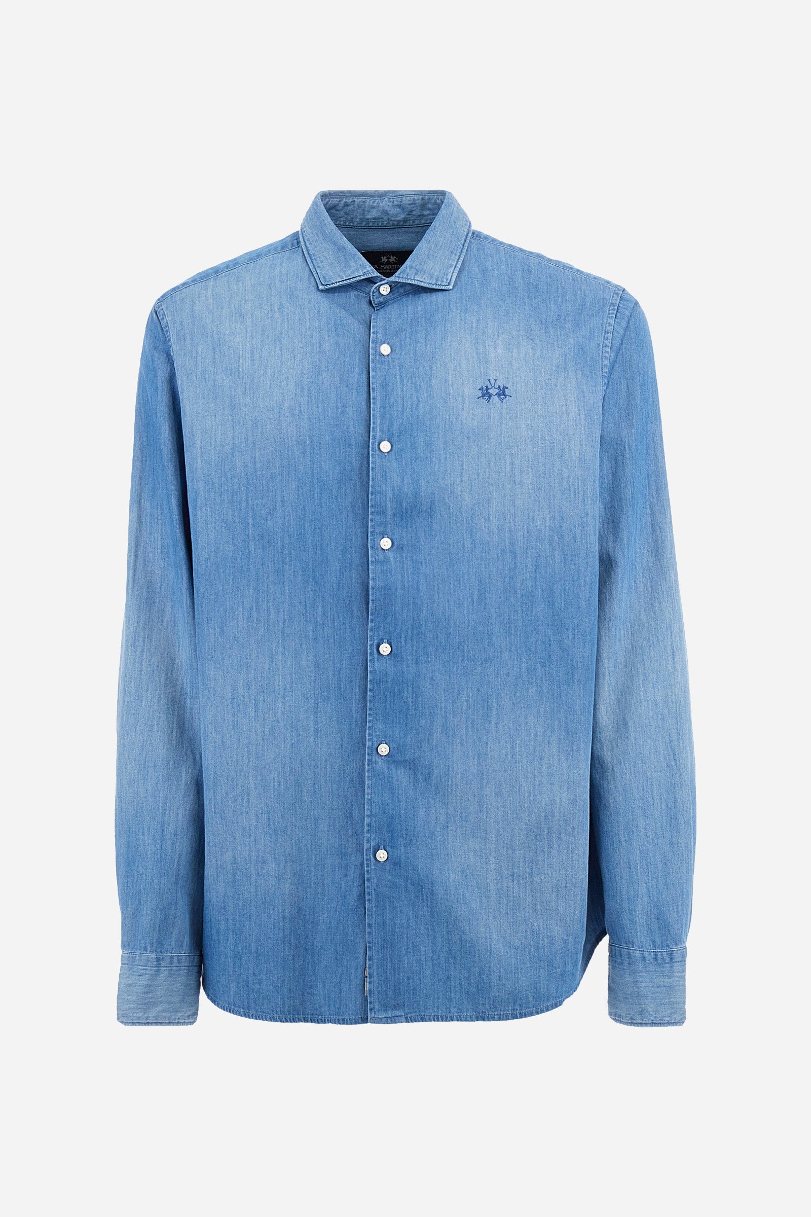 Men's shirt with long sleeves in 100% cotton lightweight denim. Medium wash with all-over light highlights. Semi-cutaway collar. The logo is embroidered in contrasting colour thread on the left side of the chest. Regular fit. The model is wearing a size L. - Medium Indigo Denim