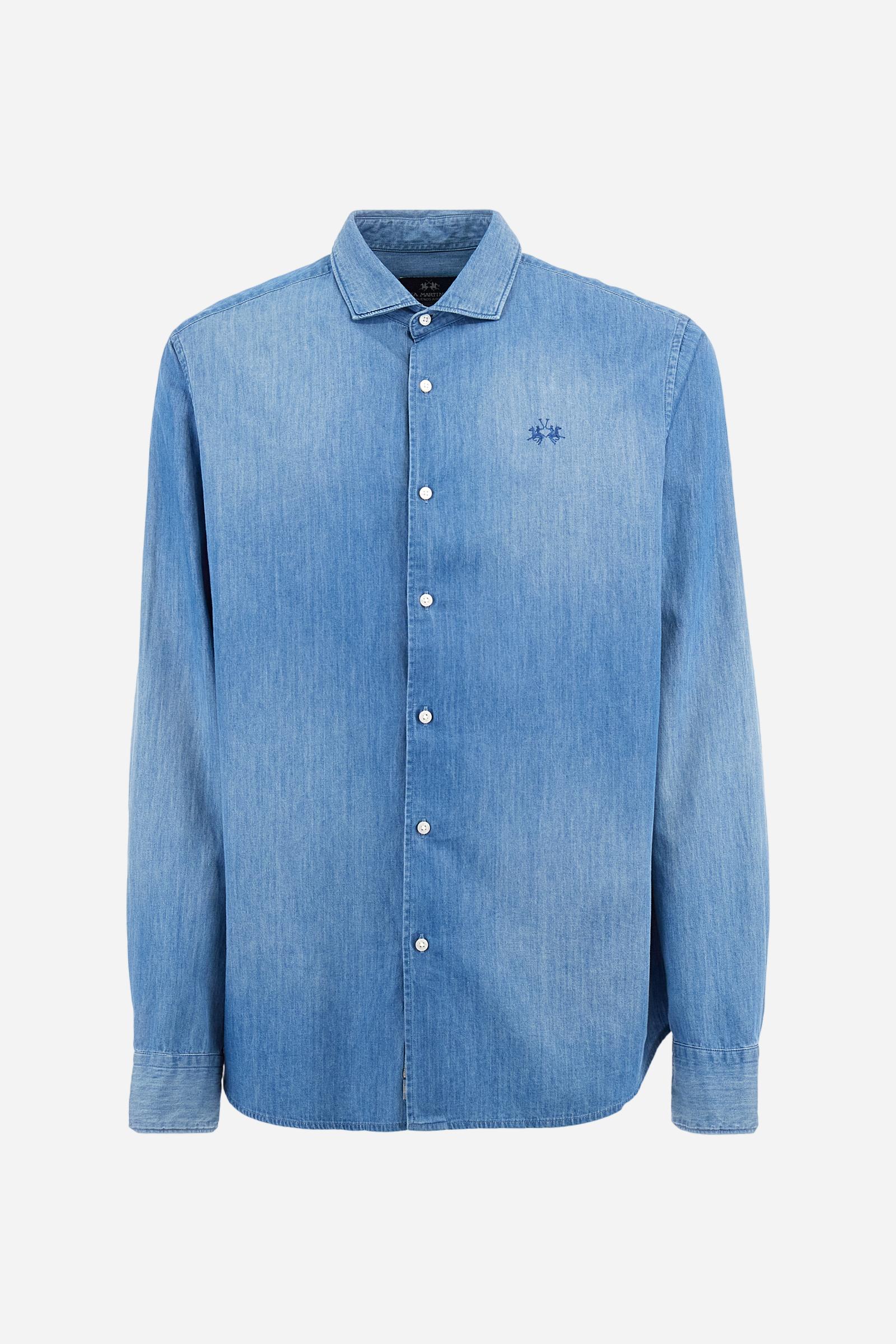 Men's shirt with long sleeves in 100% cotton lightweight denim. Medium wash with all-over light highlights. Semi-cutaway collar. The logo is embroidered in contrasting colour thread on the left side of the chest. Regular fit. The model is wearing a size L. - Medium Indigo Denim