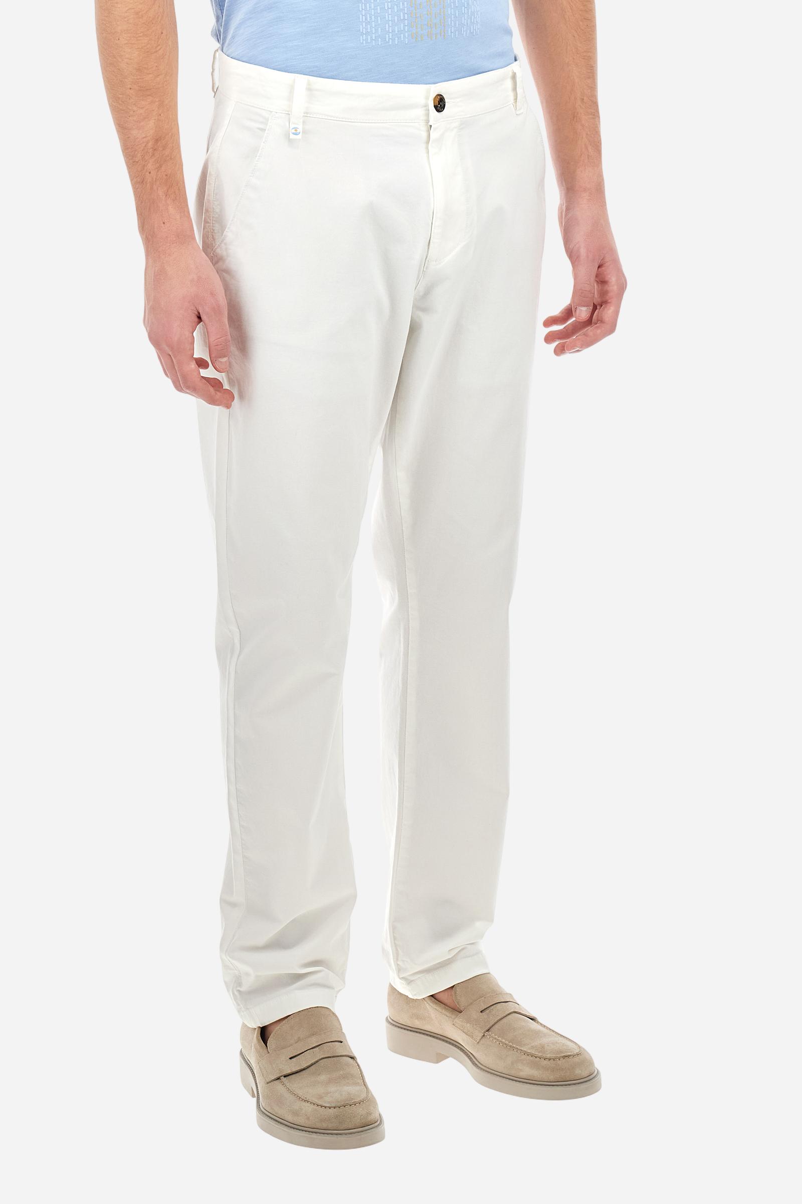 Single-colour men's chino trousers made of elasticated cotton twill. Zip fastening and faux horn button. Side slash pockets and folded waistband. On the back there are welt pockets with a flap and hidden button. The right front loop has a metal rivet with the flag of Argentina as an applied detail. Regular fit. The model is wearing a size 33. - Optic White