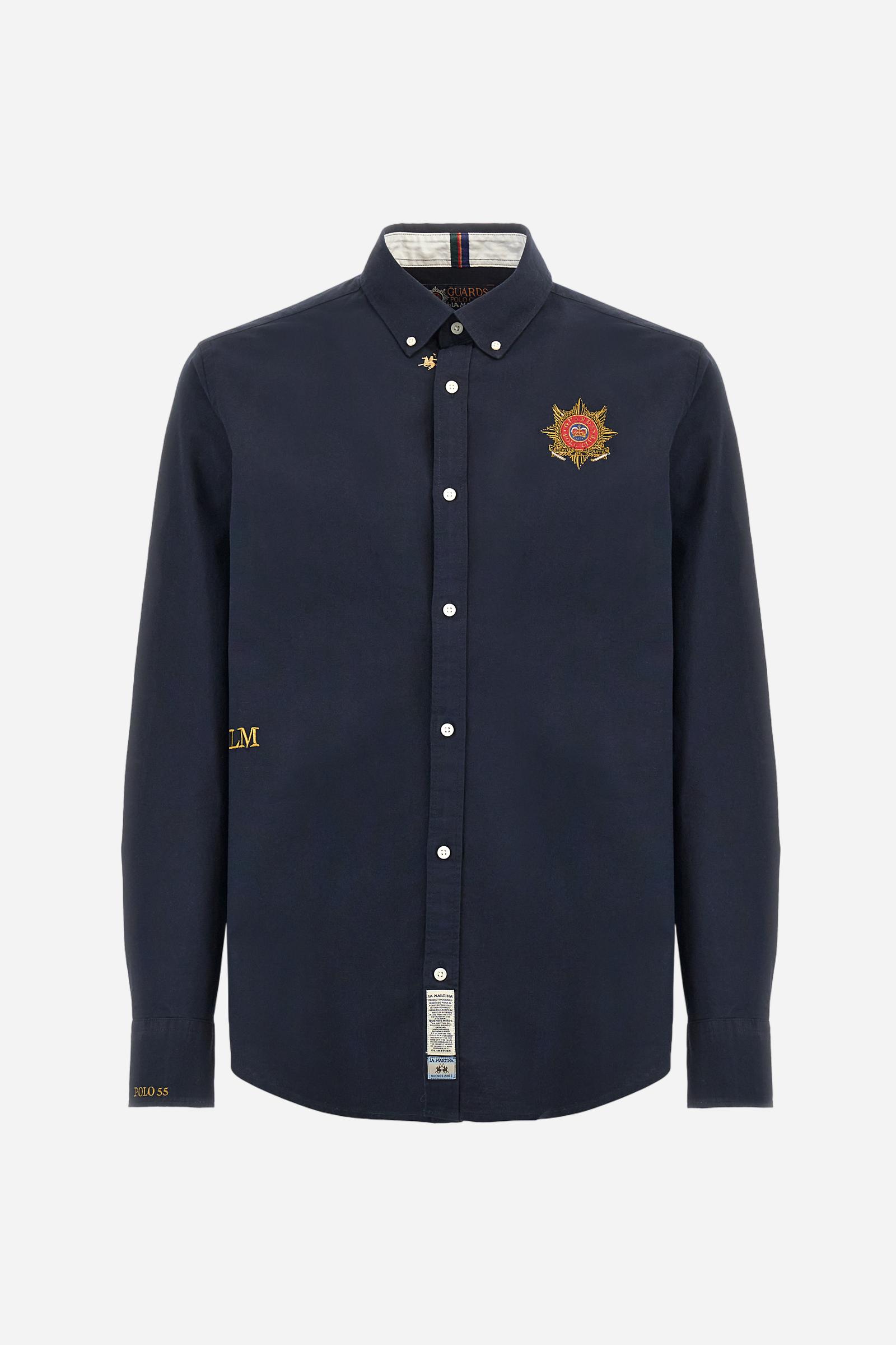 Men's long-sleeved Guards shirt in a single colour. Made in Oxford cotton. Button-down collar. The Guards crest, symbolic of the line, is embroidered on the chest. The brand's initials are embroidered on the left side, at hip height. Regular fit. The model is wearing a size L. - Navy