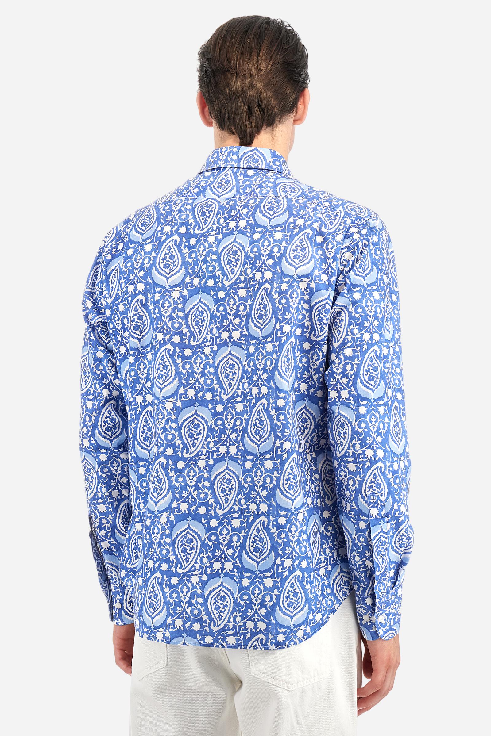 Men's long-sleeved printed shirt made of lightweight 100% cotton poplin. Spread collar. The logo is embroidered tone-on-tone on the left side of the chest. Regular fit. The model is wearing a size L. - Ultramarine/OptWhite