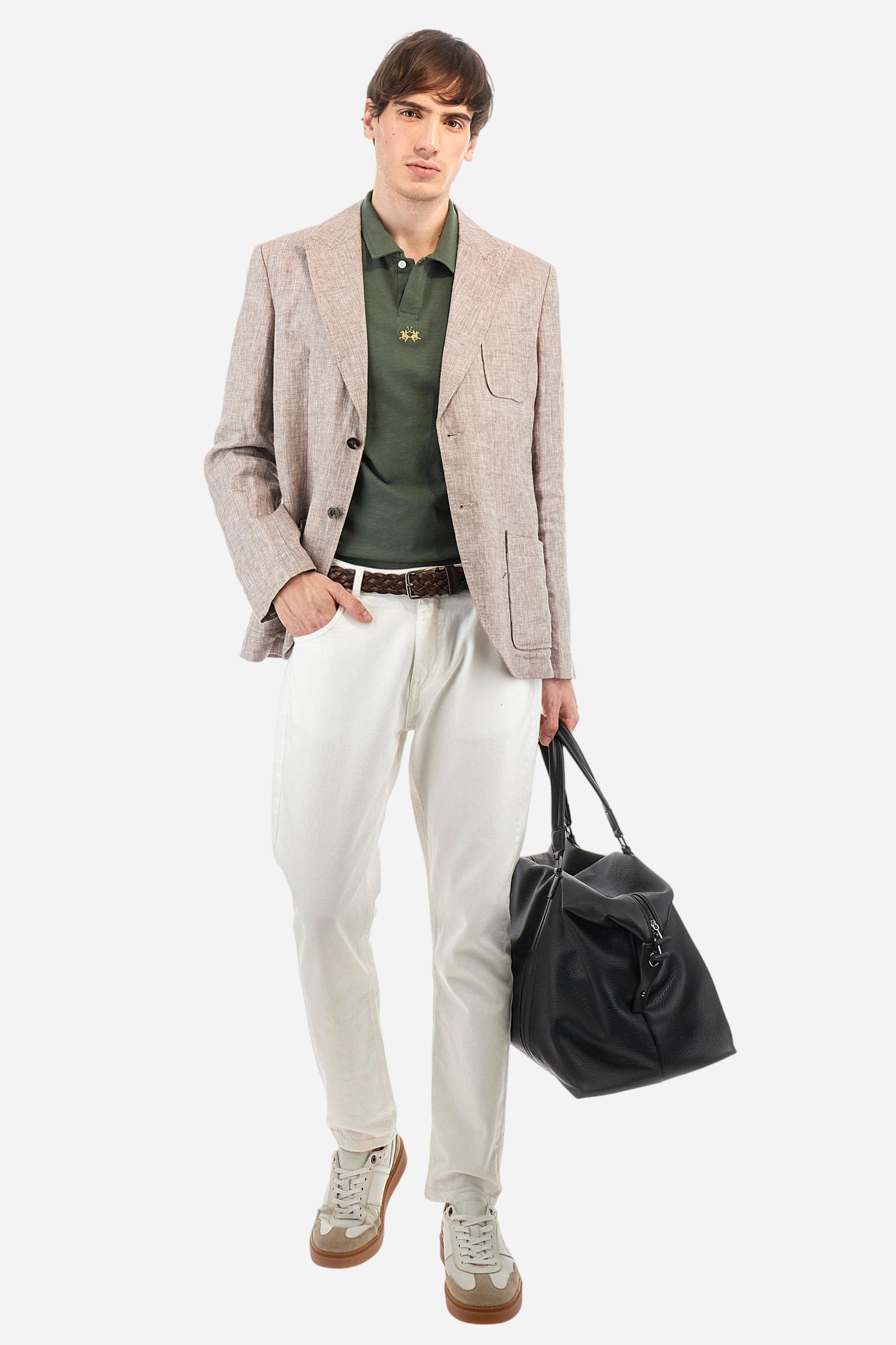 Men's short-sleeved polo shirt in a single colour, made of 100% cotton slub jersey. Fastens with a button. A fabric patch representing the garment's certificate is sewn onto the back. The logo is embroidered in contrast under the opening on the front. Comfort fit. The model is wearing a size L. - Thyme