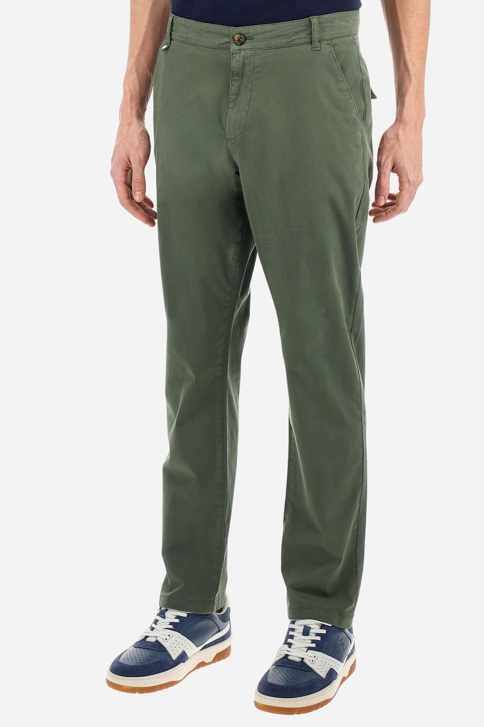 Single-colour men's chino trousers made of elasticated cotton twill. Zip fastening and faux horn button. Side slash pockets and folded waistband. On the back there are welt pockets with a flap and hidden button. The right front loop has a metal rivet with the flag of Argentina as an applied detail. Regular fit. The model is wearing a size 33. - Thyme