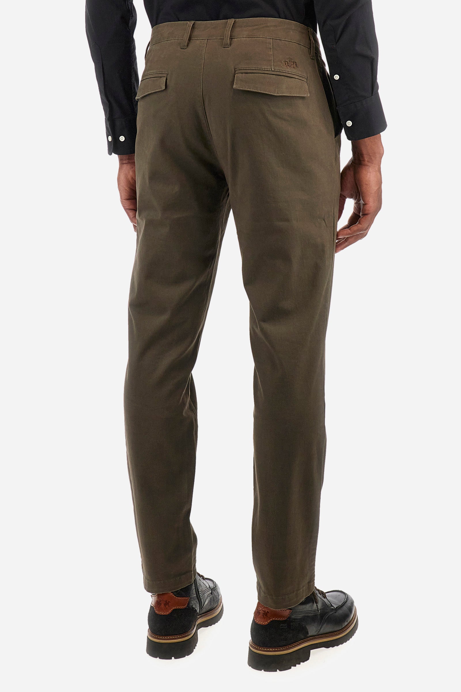Men's plain chinos, made from stretch cotton. Complete with belt loops and a zip fly and button. Two front pockets and two back pockets. The logo is embroidered on the back. Regular fit. The model is wearing a size 33. - Beech
