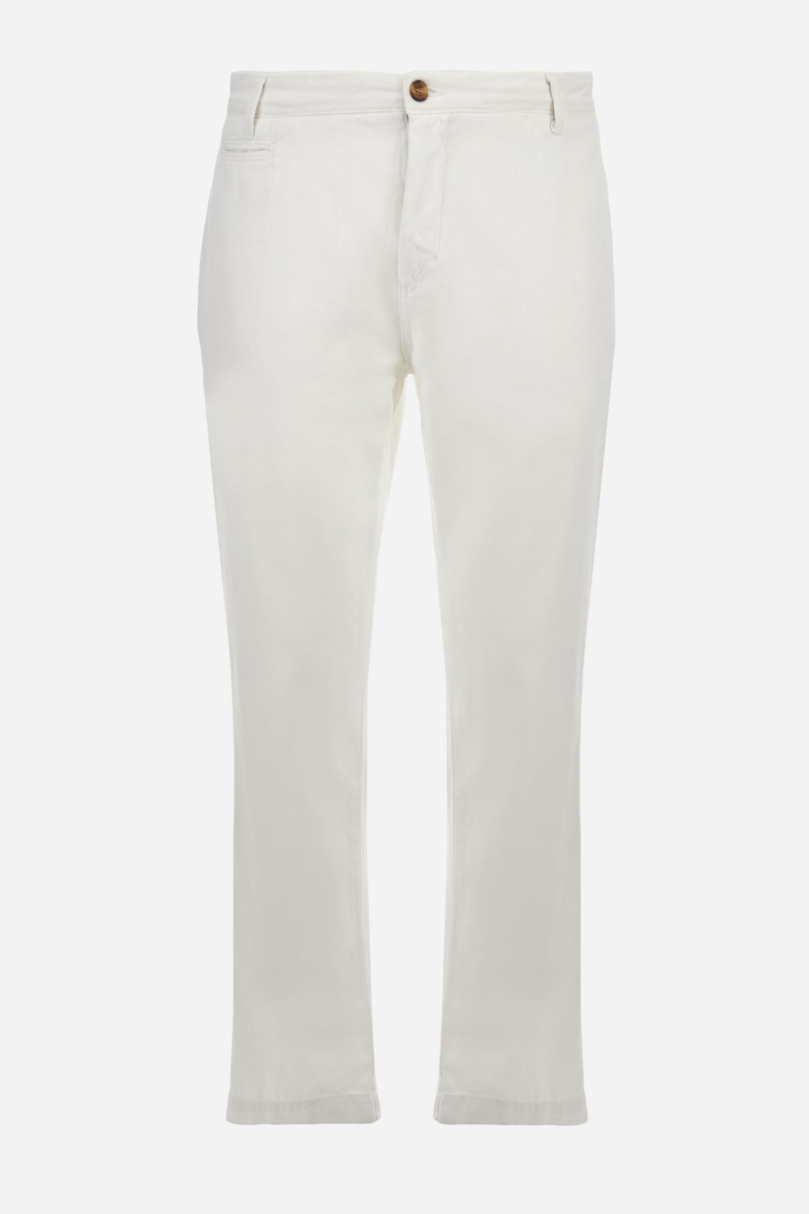 Single-colour men's chino trousers made of cotton and linen canvas. Straight leg. Zip fastening and faux horn button. The side pockets are inserted in the side and on the front, at the right, under the strap, there is a small coin pocket. The back pockets are double-welted and fasten with a visible faux horn button. The logo is present on a fabric patch sewn on the back. Regular fit. The model is wearing a size 33. - Optic White