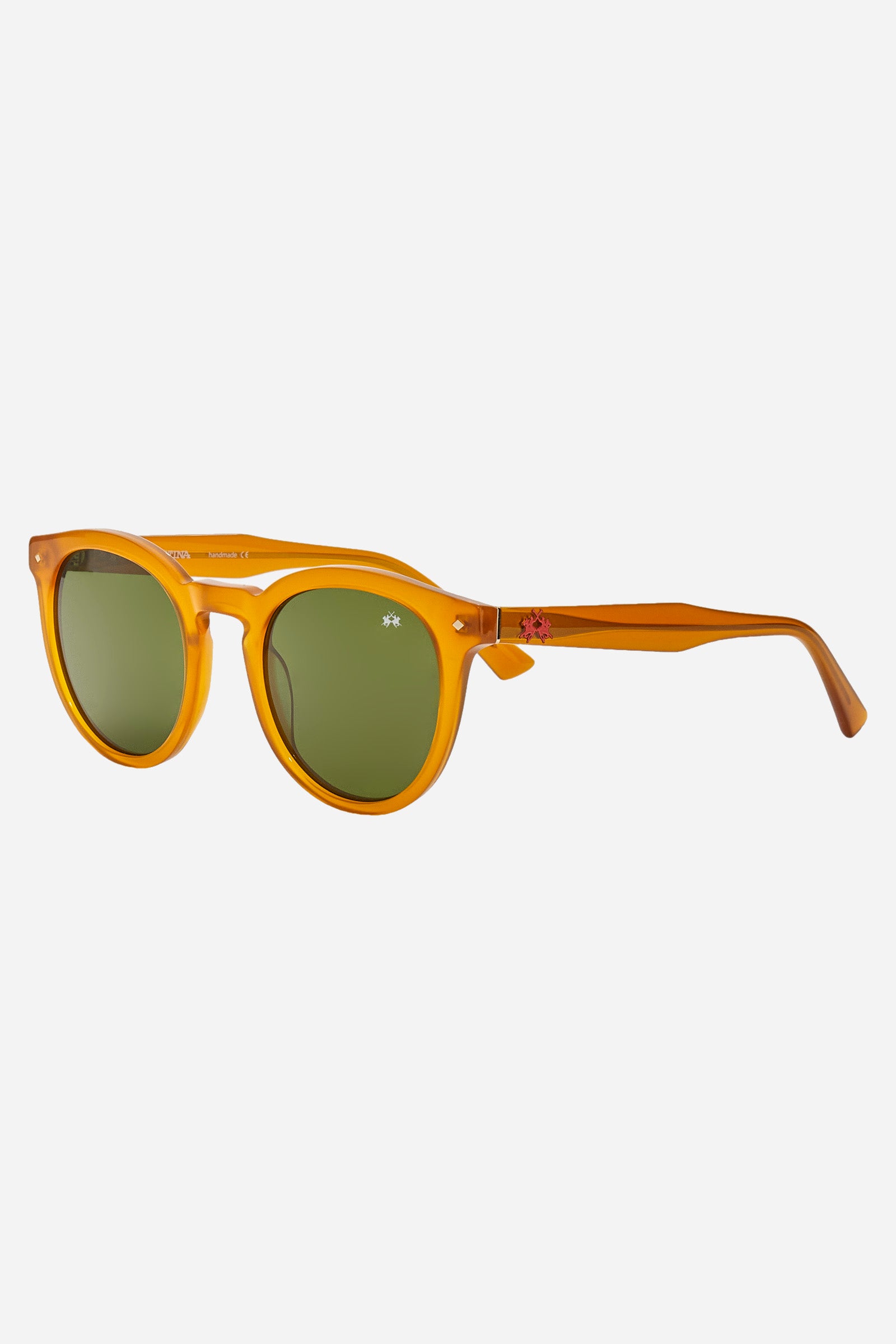 Panthos model sunglasses in acetate material. With a classic style, it features a small logo in a contrasting tone on the initial part of the rod and on the crystal lenses which are on anti-reflection. The light black frame makes it easy to wear, while the coloring allows you to wear the glasses with any look and always be fashionable. - HONEY