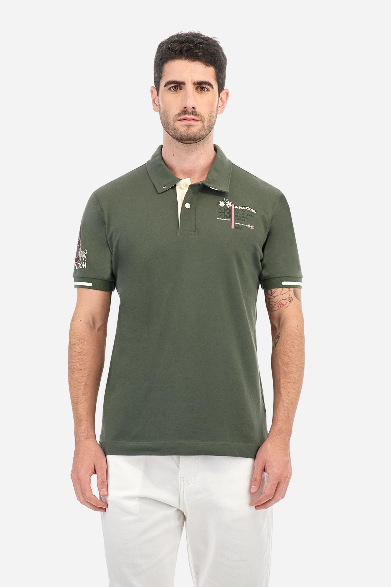 Short-sleeved, single-colour men's polo shirt made of stretch cotton piqué. Fastens with two buttons and internal opening, button side, in contrasting fabric. Ribbed collar and cuffs. The cuffs feature an inlaid detail in a contrasting colour. The graphics on the chest and back are made with mixed techniques: printing and embroidery. The logo is embroidered on the chest, left side. The fit is regular. The model is wearing a size L. - Thyme