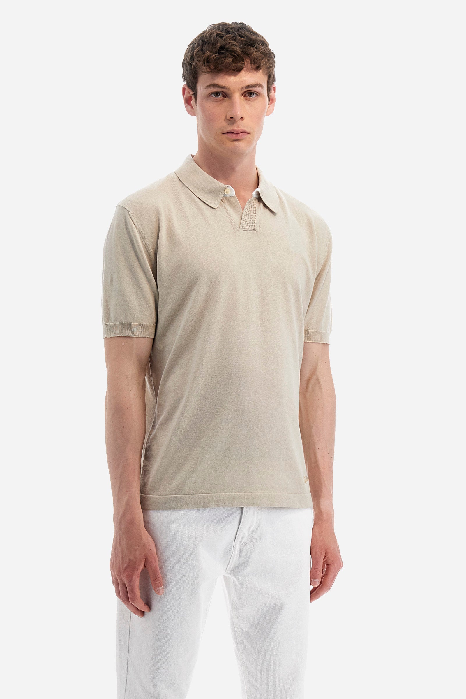 Single-colour men's knitted polo shirt with short sleeves from the line in collaboration with Pagani. Made of 100% cotton. Fastens with a button. Ribbed armholes and waist. The logo and "La Martina" and "Pagani" lettering are present on the patch representing the collaboration applied on the back. The fit is regular. The model wears a size L. - Rainy Day