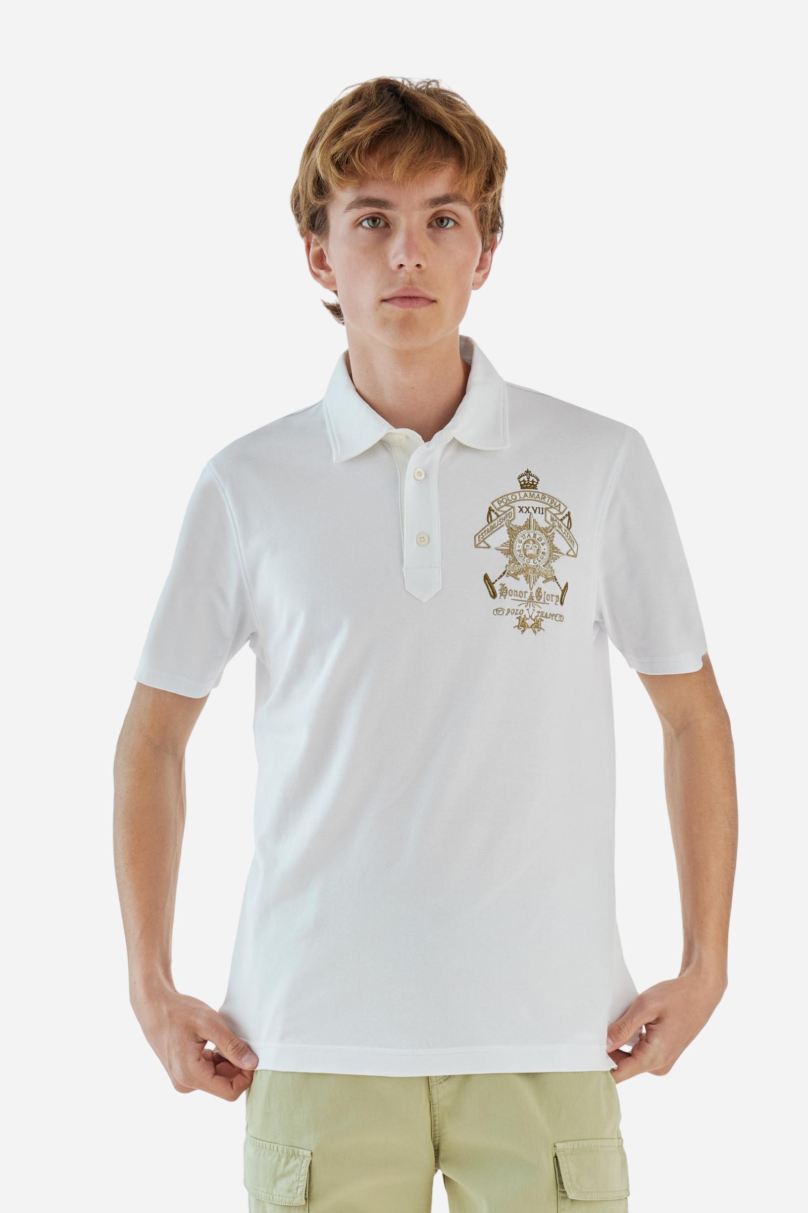 Men's short-sleeved Guards polo shirt in a single colour, made of stretch pique cotton. Fastens with three customised natural faux mother-of-pearl buttons. On the left side of the chest there is a large colour-contrasting embroidery motif, representing the Guard Polo Club. Colour-contrasting tag sewn on the back of the collar. The logo is embroidered on the front. Regular fit. The model is wearing a size L. - Optic White