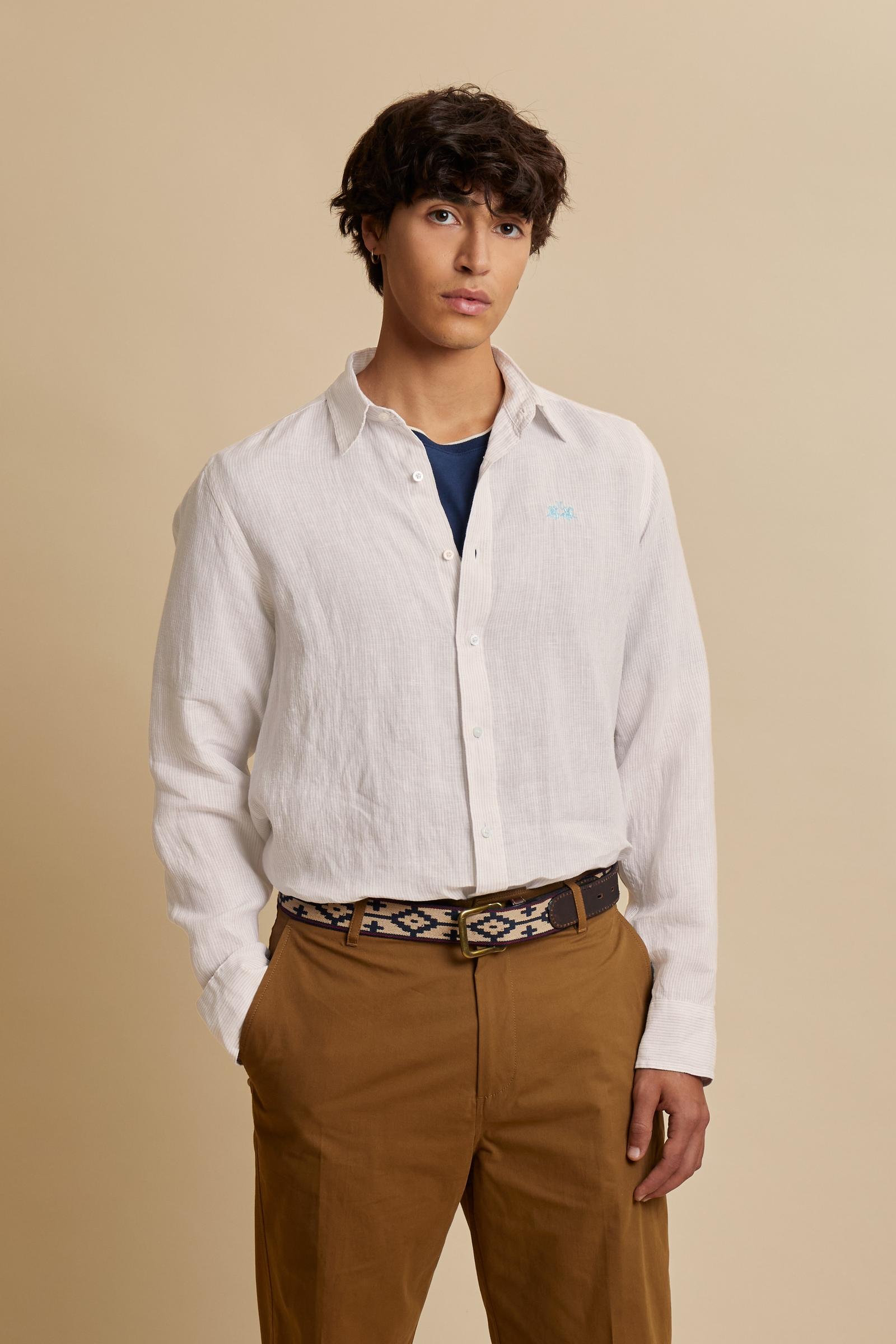 Shirt in 100% linen with vertical micro stripes and natural slub texture. Regular fit that follows the body. Embroidered logo on the chest and signature details on the placket. - Optic Wh/Moonstruck