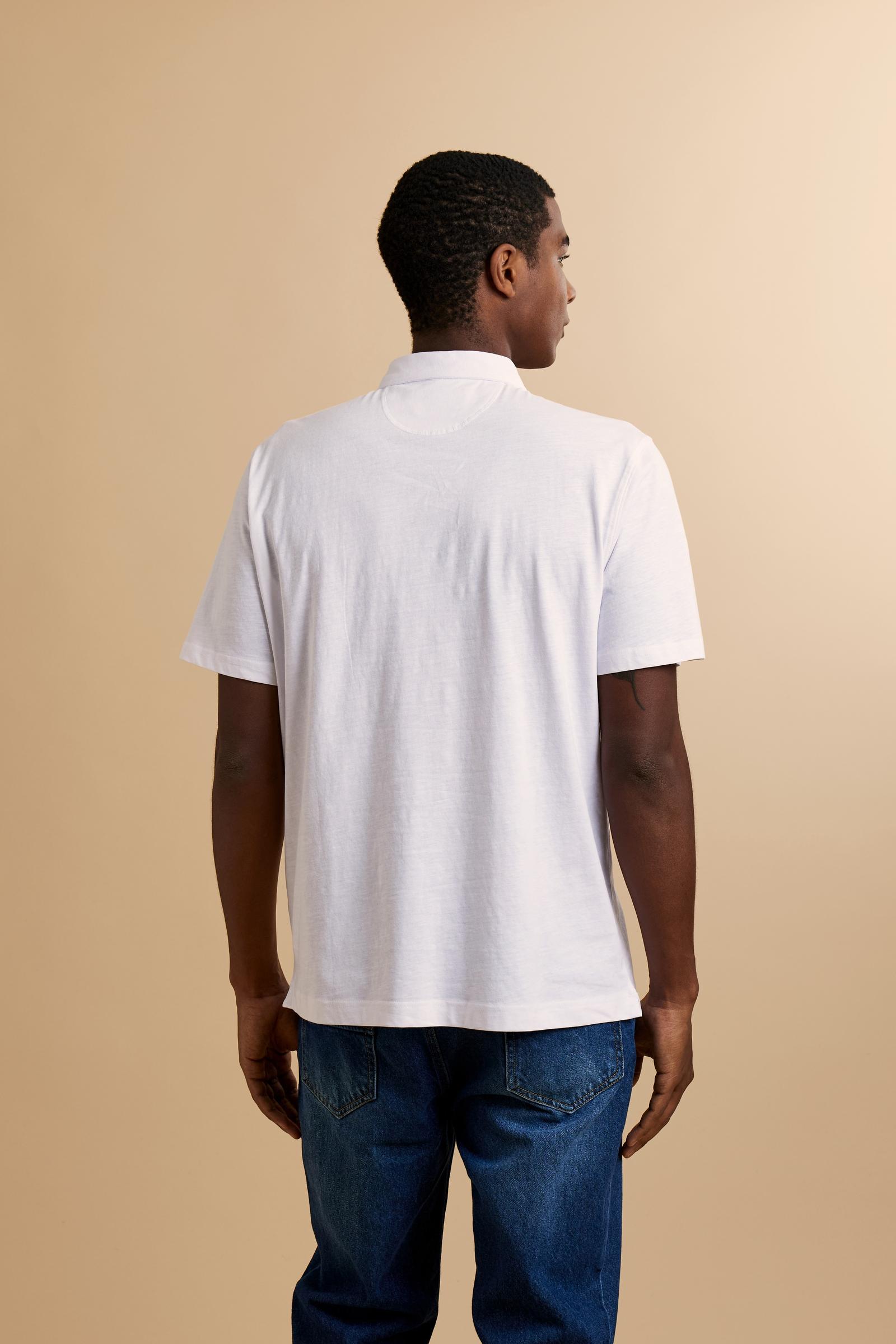 This is the iconic Polo 19-42 from La Martina. Men's short-sleeved polo shirt in solid color made of 100% slub jersey. With a regular fit, it has a collar and a double button closure while the La Martina logo is embroidered in small gold on the front under the placket. Ideal when worn with denim from the collection. Each Polo is kept in an exclusive logoed envelope and is accompanied by a certificate of guarantee. The model is 187 cm tall and wears a size L. - Optic White