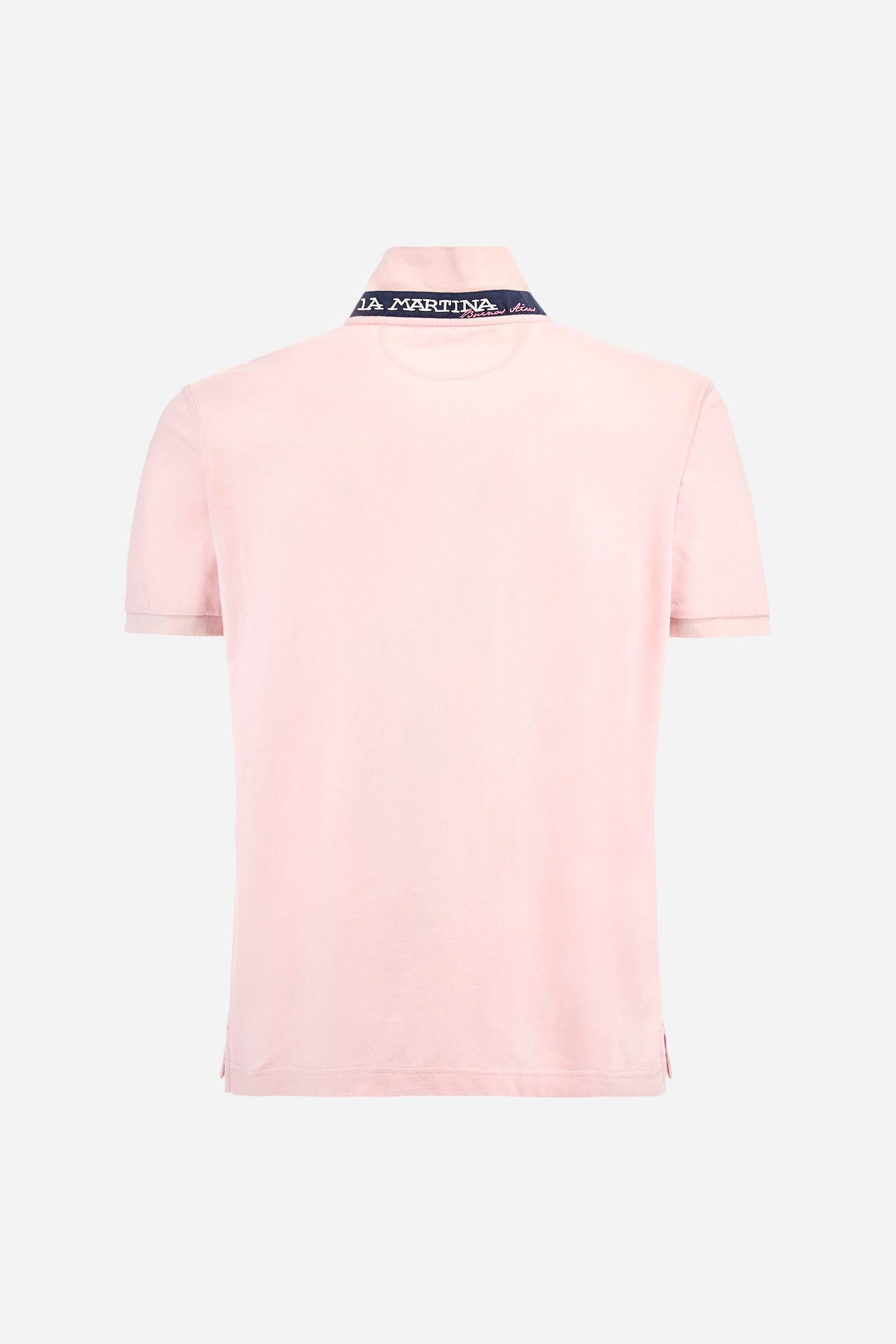 Men's plain short-sleeved polo shirt made from stretch piqué. Two-button fastening. The collar and cuffs are made from tone-on-tone ribbed fabric. Under the collar, there is a contrasting fabric panel with embroidered multicoloured lettering. The logo is embroidered on the left side of the chest in contrasting thread. Slim fit. The model is wearing a size L. - Parfait Pink