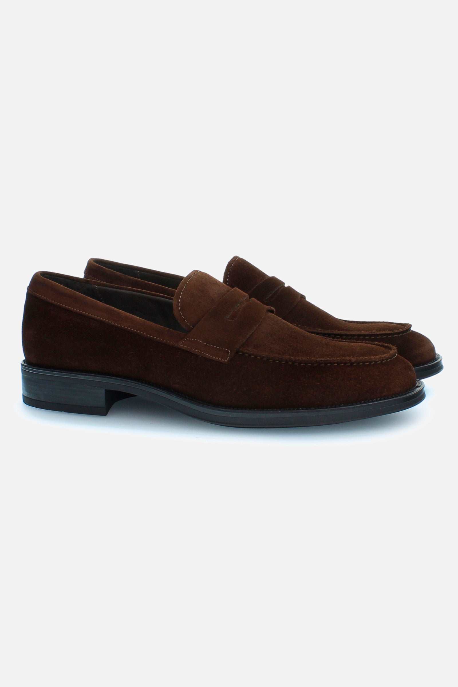 Classic and elegant men's college shoe made of single-coloured calfskin. The sole is made of black natural rubber, and the band on the template is in the same colour as the upper. The logo is printed in gold on the footbed. Perfect for adding a touch of class to a fresh and elegant look. - DARK BROWN