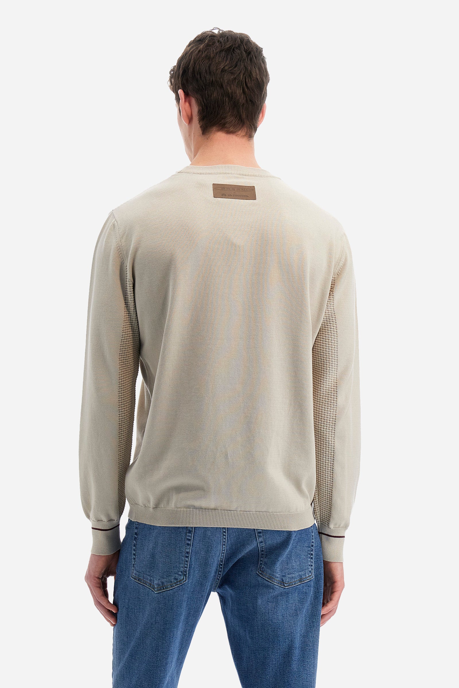 Men's long-sleeved crew-neck jumper in a single colour in collaboration with Pagani. Made from 100% cotton. Some parts of the garment have a woven basket stitch texture. Ribbed cuffs, neck and waist. The front features the line's characteristic lettering. The logo and "La Martina" and "Pagani" lettering are present on the patch representing the collaboration applied on both the front and back. The fit is regular. The model wears a size L. - Rainy Day