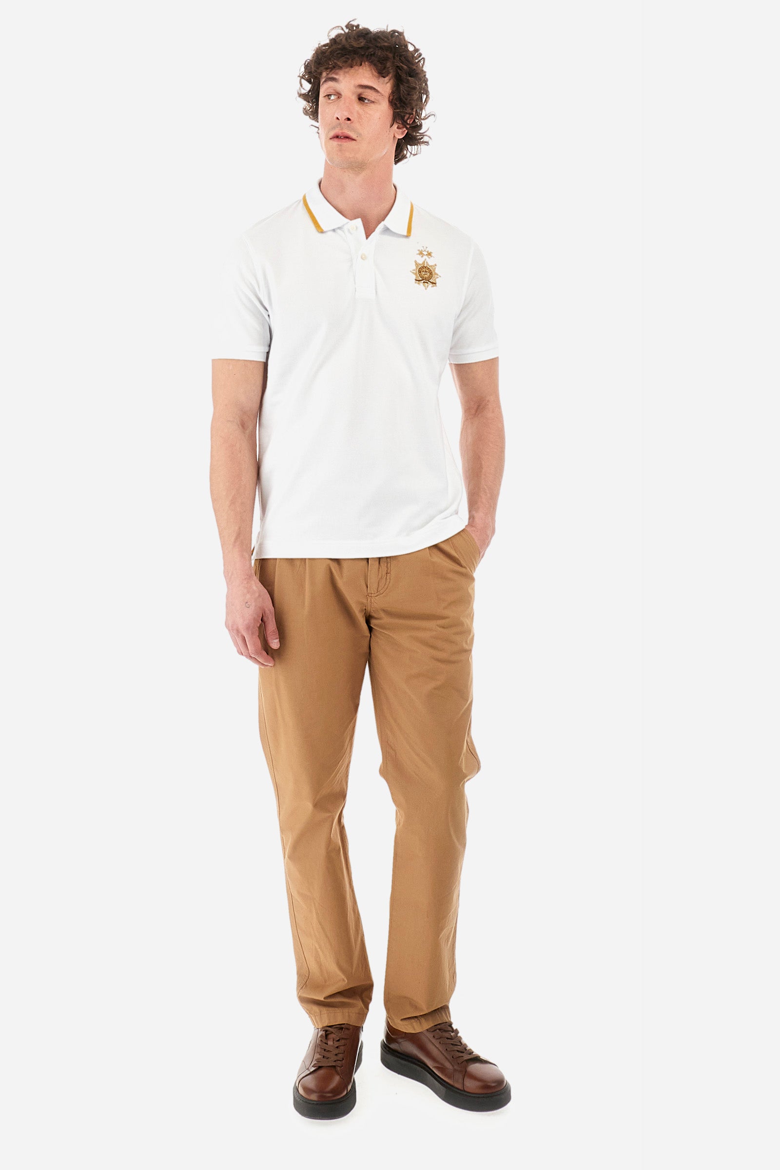 Men's short-sleeved single-colour polo shirt in elasticated cotton. Two-button fastening. Ribbed collar and armholes. The neck is profiled. On the front we find the symbol representing the Guards line. Featuring a small logo embroidered on the chest. The fit is regular. The model wears a size L. - Optic White