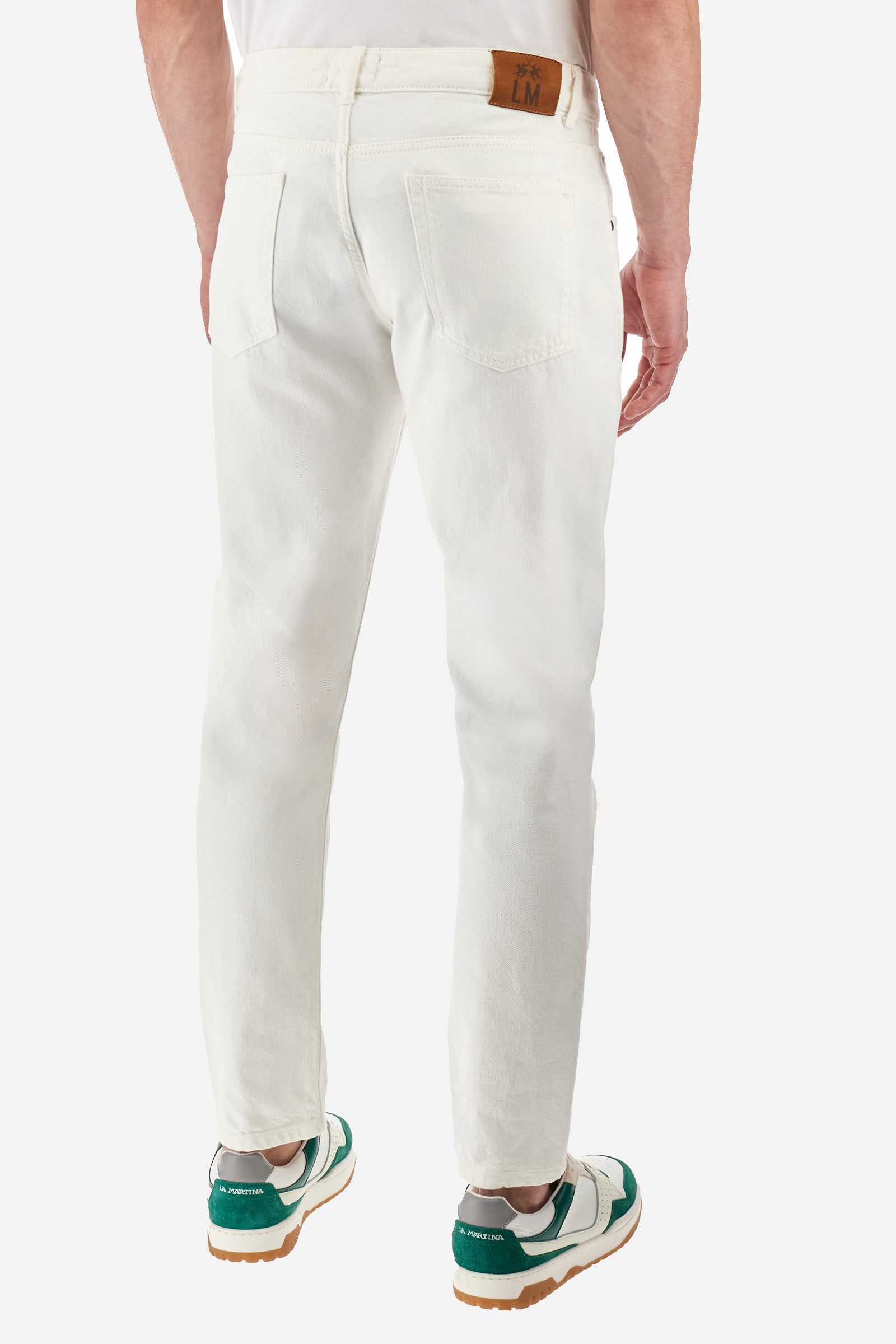 Men's single-colour 5-pocket trousers in 100% cotton. With belt loops, zip and button fastening with a logo. Double front pocket with a small pocket on one side and double pocket on the back. The logo can be found on a patch applied between the loops. The fit is regular. The model wears a size 33. - Optic White