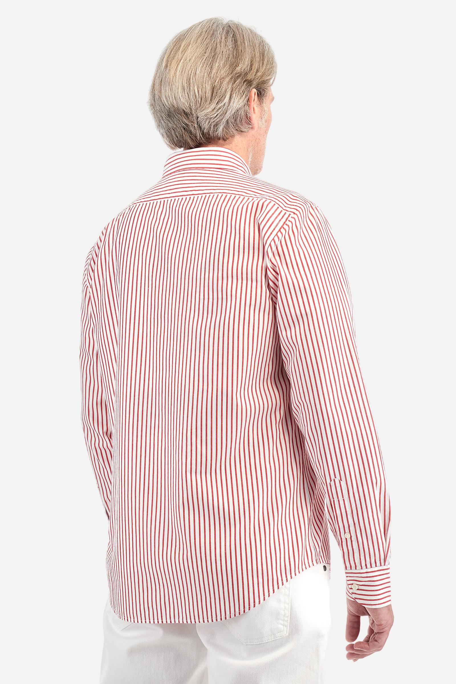 Men's two-tone striped long-sleeved shirt made from cotton poplin. Featuring a button-down collar and woven labels at the bottom of the opening. The logo is embroidered on the chest, over the heart, in contrasting thread. Regular fit. The model is wearing a size L. - Optic White/Poppy re