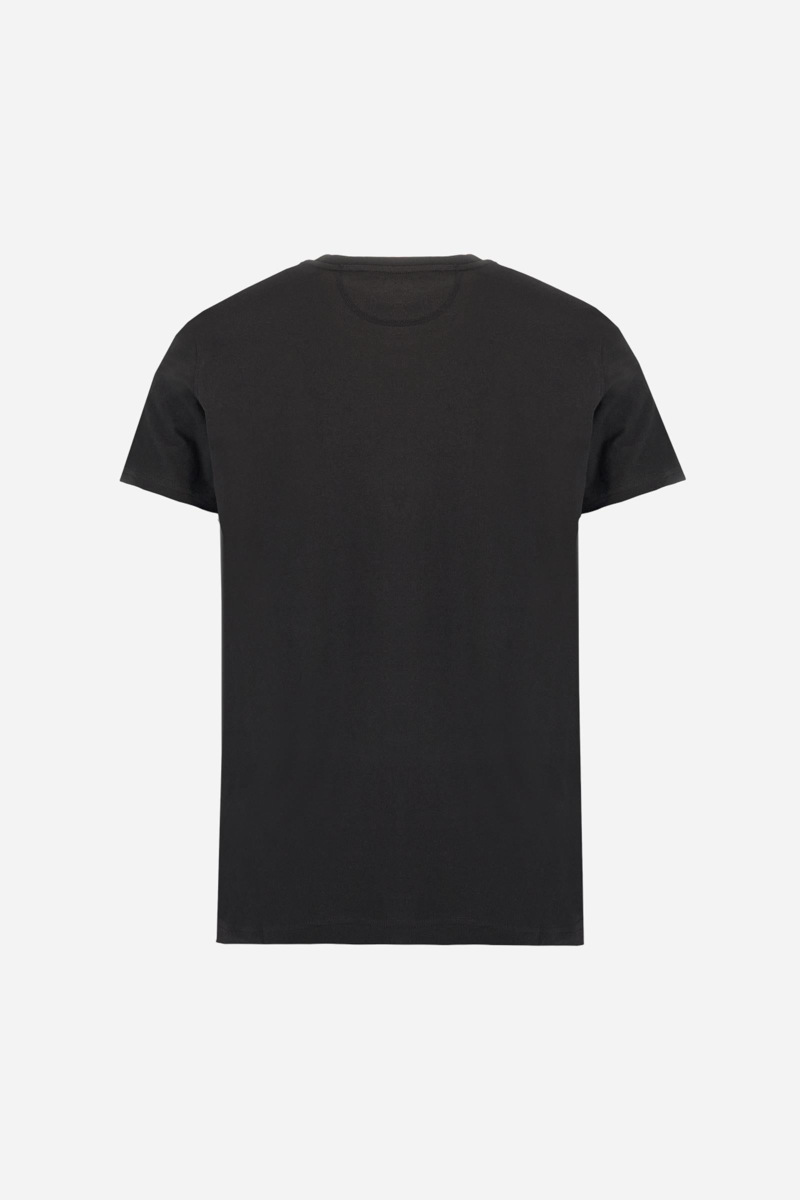 Men's plain short-sleeved T-shirt, made from 100% cotton. Large logo embroidered on the front. Regular fit. The model is wearing a size L. - Black