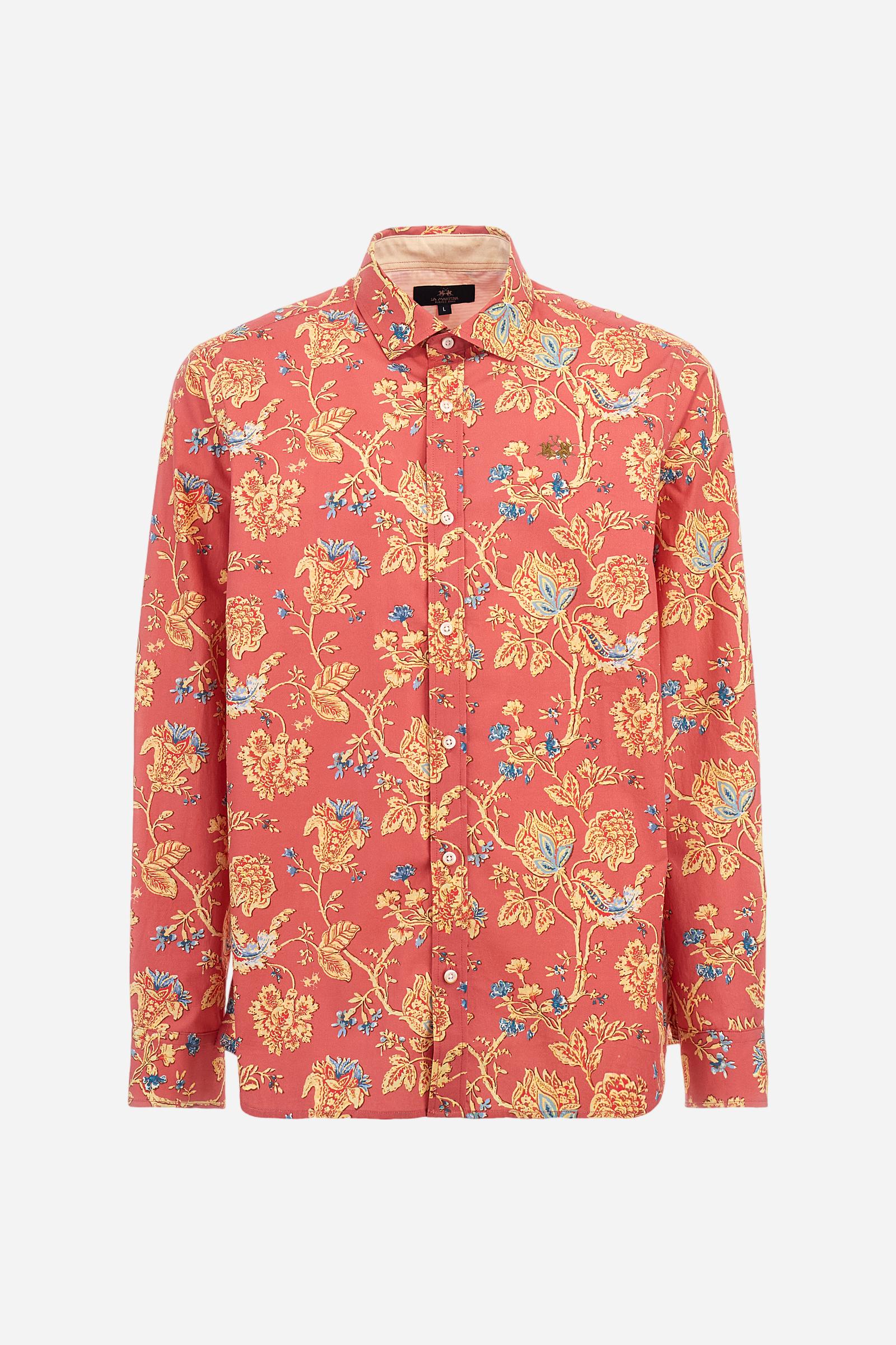 Men's long-sleeved shirt with floral pattern print. Made in 100% poplin cotton. Spread collar. The print design recalls cashmere patterns revisited in a modern key with contrasting colours. The logo is embroidered in a contrasting colour thread on the left side of the chest. The fit is regular. The model is wearing a size L. - Spiced Coral Flowers