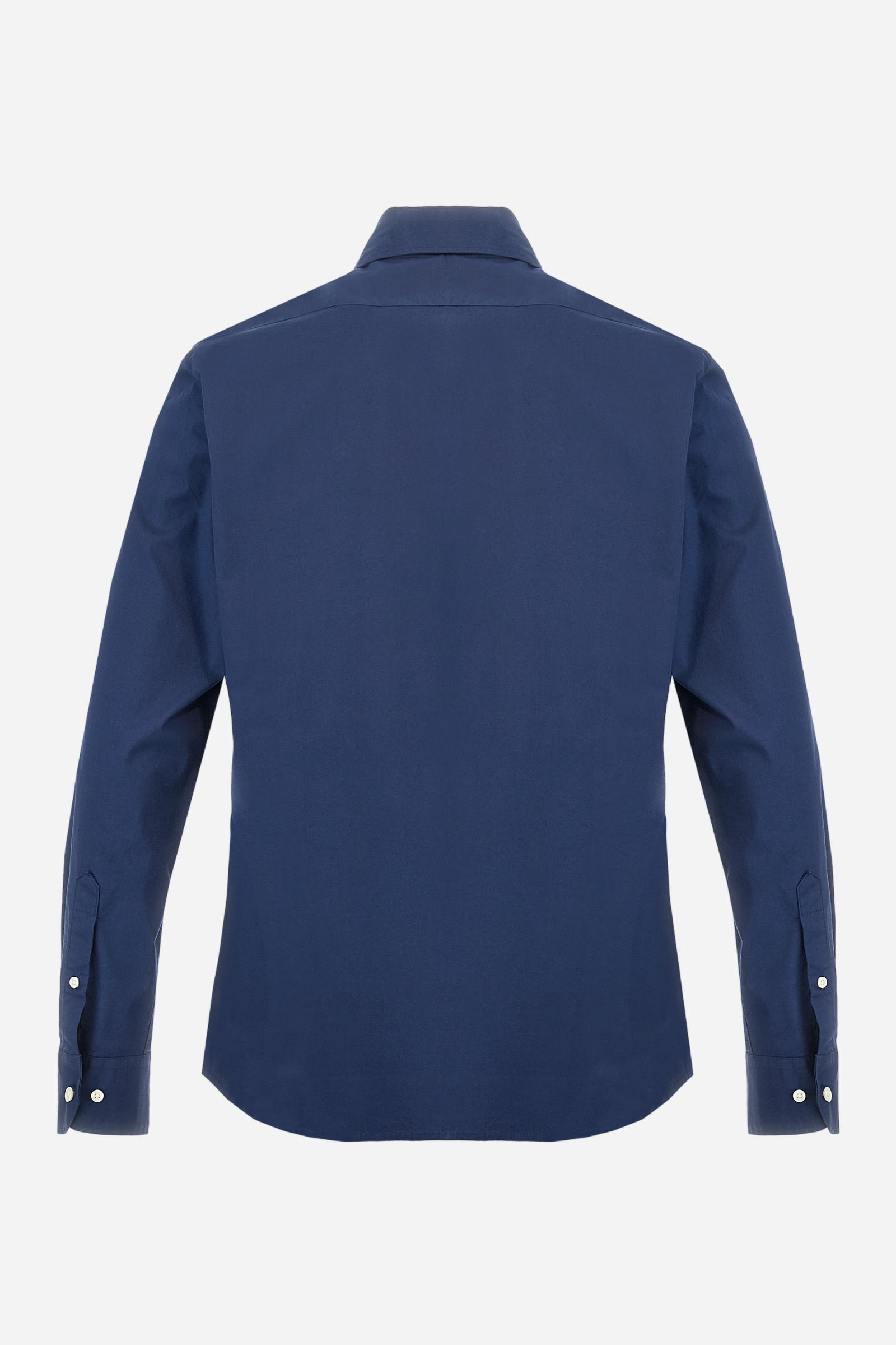 Men's single-colour long-sleeved shirt, made from 100% cotton poplin. Spread collar. The tricolour logo embroidery is on the chest, left side. The fit is slim. The model is wearing a size L. - Navy
