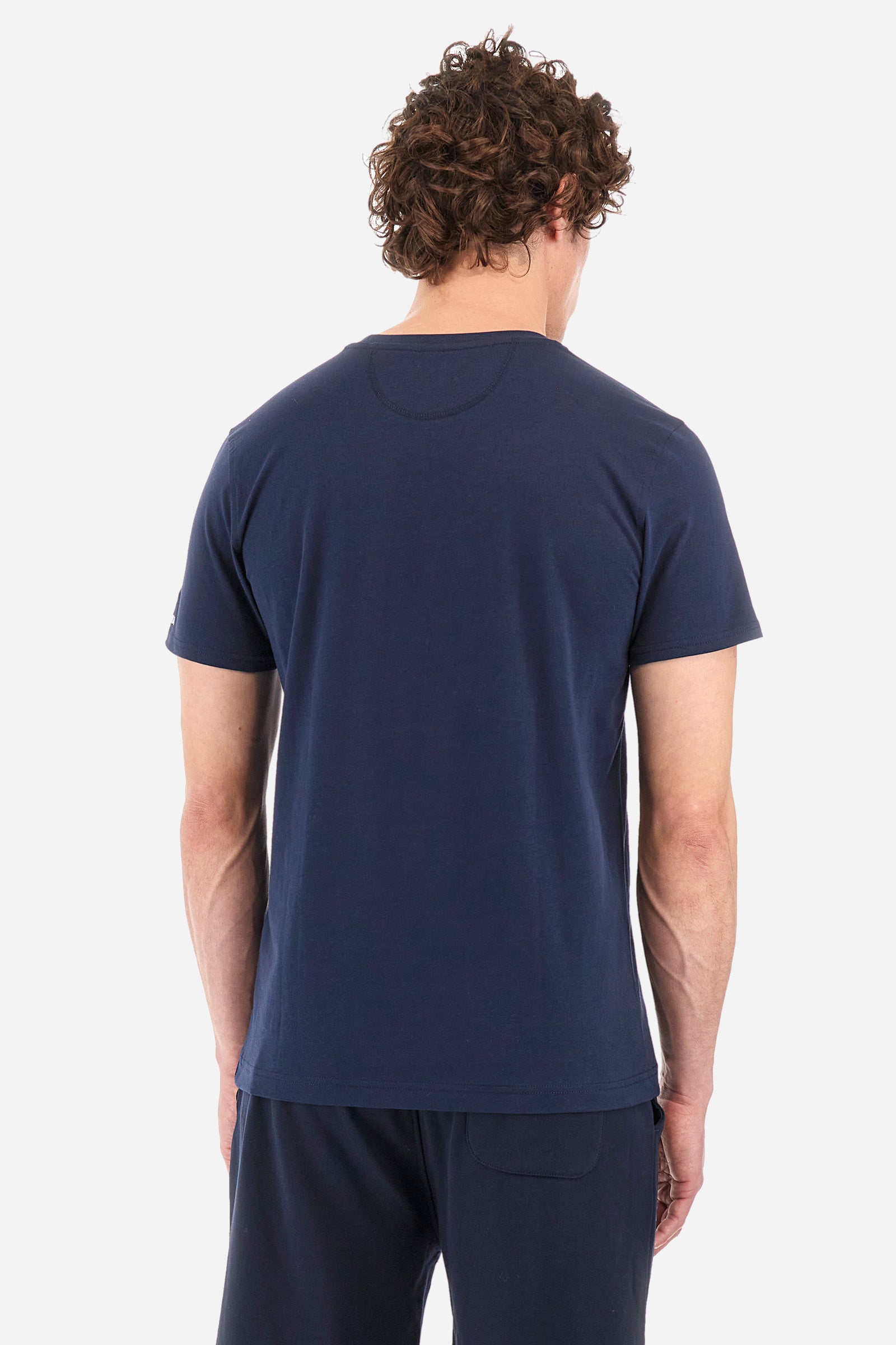 Men's short-sleeved T-shirt with a crew neck in a single colour. Made of 100% cotton. On the front there are stylised waves and the words "Puerto Banus España". A logo and the lettering "La Martina" are embroidered on one of the sleeves. Regular fit. The model wears a size L. - Navy