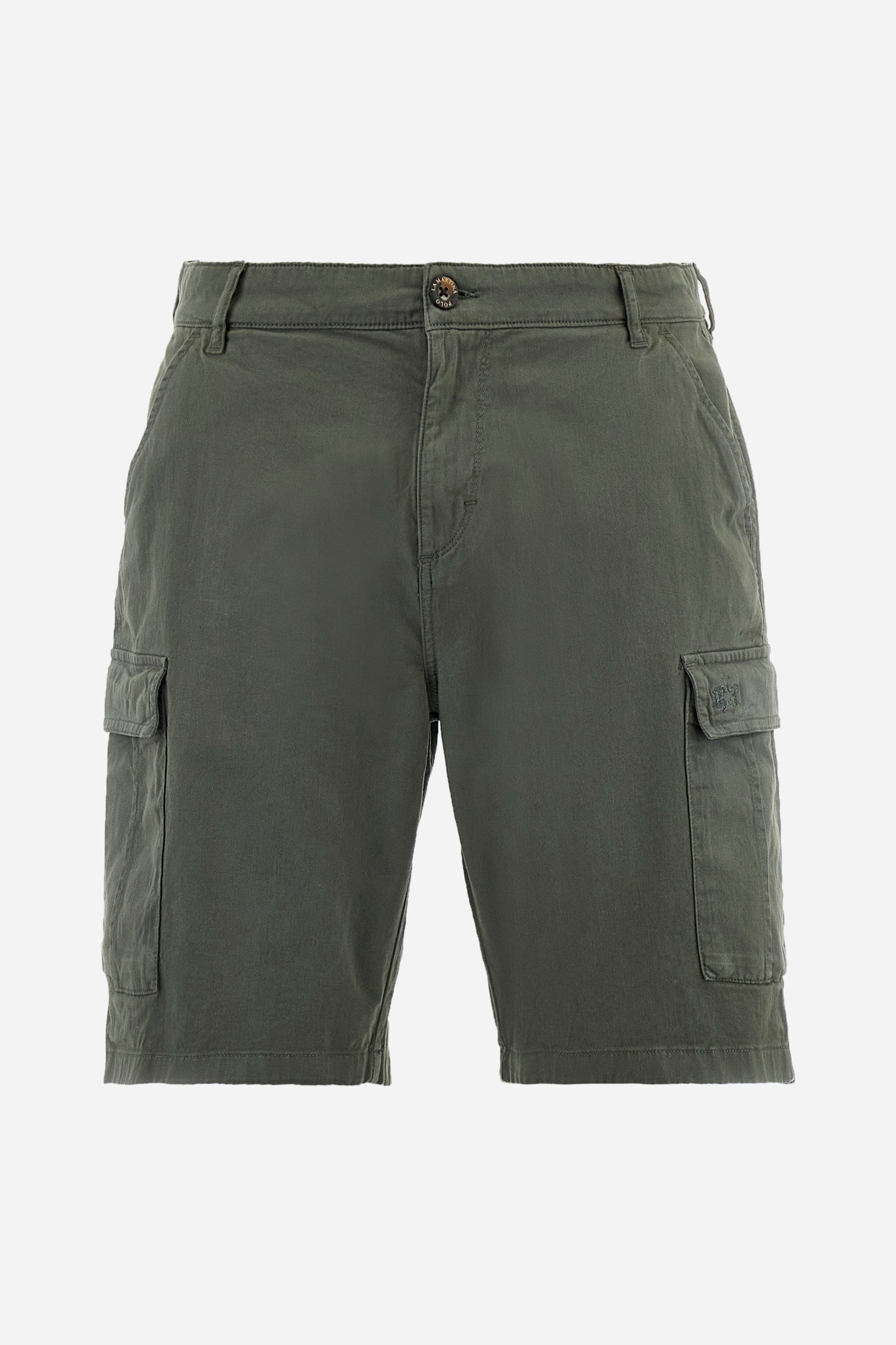 Men's single-colour Bermuda shorts in cotton twill. There are two American pockets, two cargo pockets and two back pockets. With belt loops. Zip and button fastening. The logo is embroidered tone-on-tone on the left cargo pocket. Regular fit. The model is wearing a size 33. - Thyme