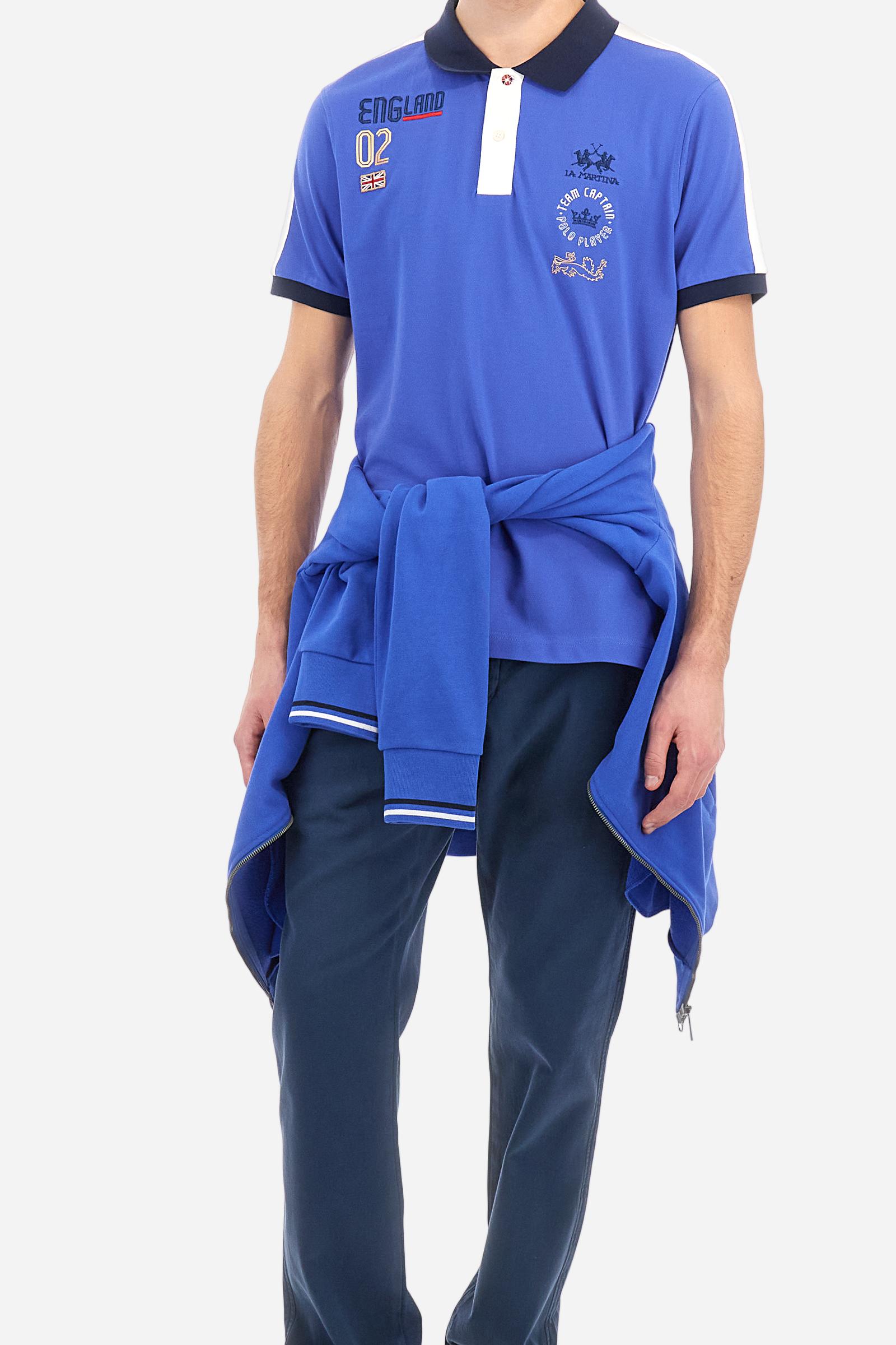 Single-colour men's chino trousers made of cotton and linen canvas. Straight leg. Zip fastening and faux horn button. The side pockets are inserted in the side and on the front, at the right, under the strap, there is a small coin pocket. The back pockets are double-welted and fasten with a visible faux horn button. The logo is present on a fabric patch sewn on the back. Regular fit. The model is wearing a size 33. - Navy