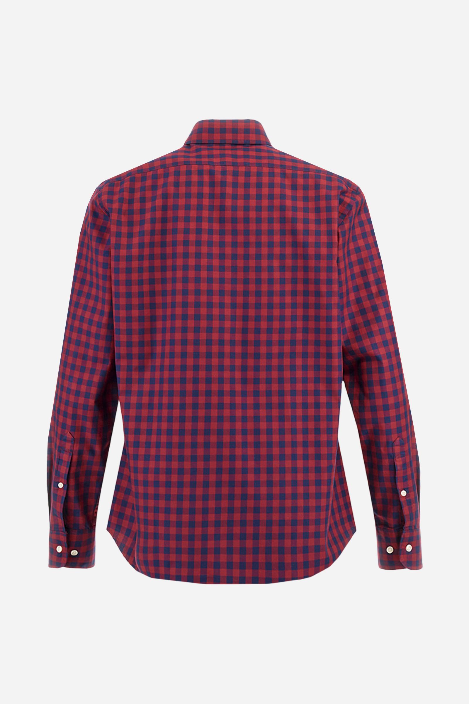 Men's long-sleeved poplin shirt in bicolour checks. With button-down collar and personalised buttons, enriched by contrasting logo embroidery on the chest. Regular fit, comfortable and versatile. Model wears size L. - Navy/Formula One