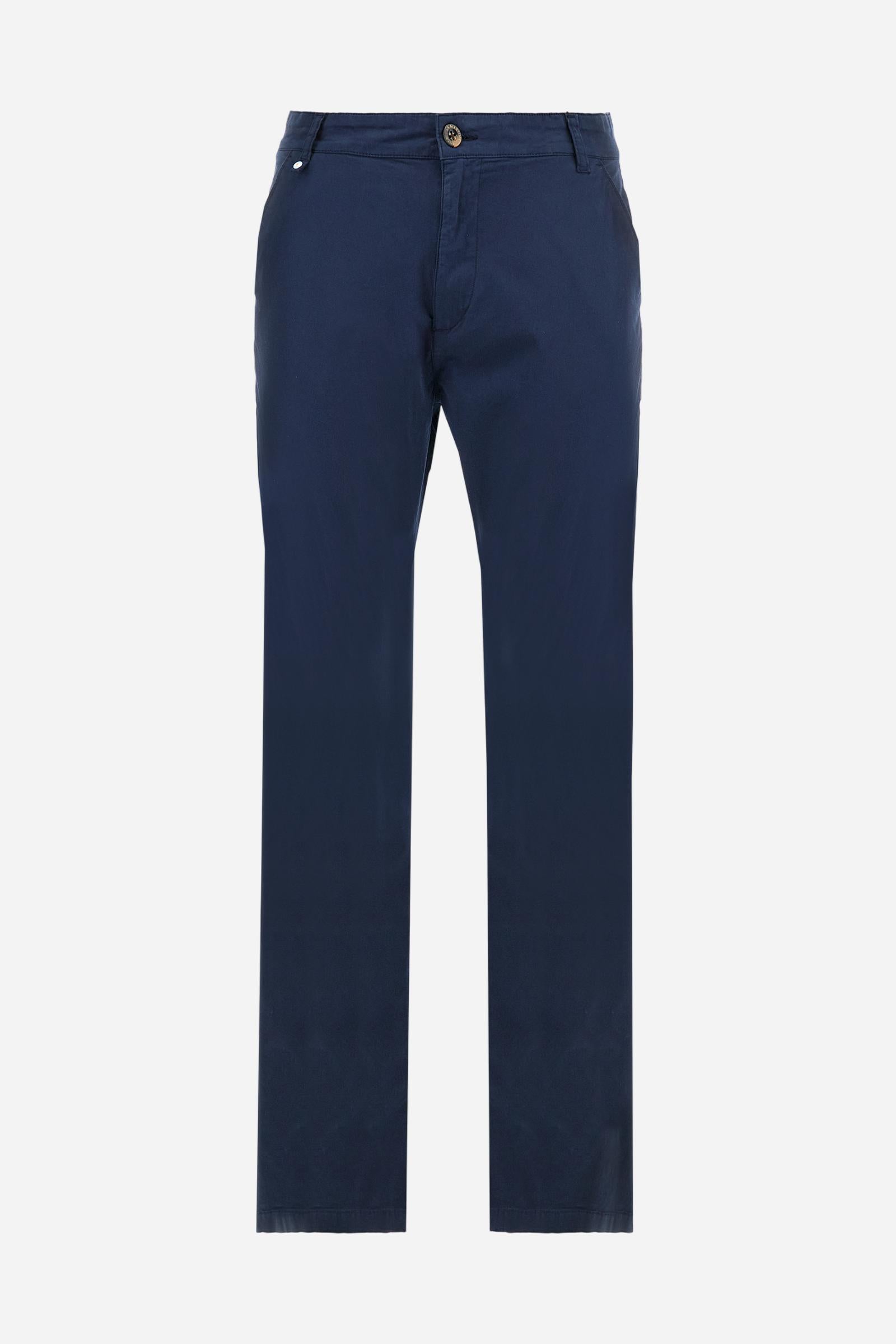 Single-colour men's chino trousers made of elasticated cotton twill. Zip fastening and faux horn button. Side slash pockets and folded waistband. On the back there are welt pockets with a flap and hidden button. The right front loop has a metal rivet with the flag of Argentina as an applied detail. Regular fit. The model is wearing a size 33. - Navy