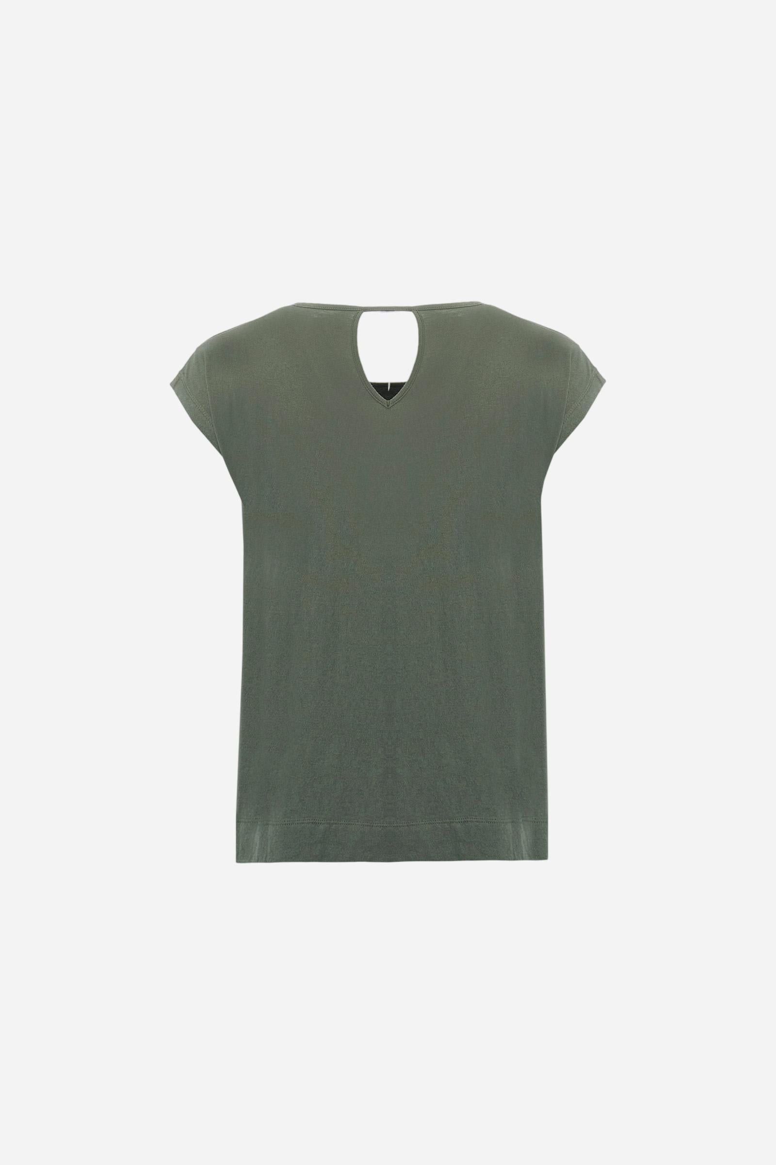 Women's single-colour T-shirt made of 100% cotton jersey. The sleeve is dropped and barely covers the shoulder, with no cut in the middle. The neckline is round and wide with a small V-shaped opening on the back. In the centre of the chest, the navy-style graphic with the brand's logos and lettering is present as a colour-contrasting print. The logo is represented by a metal tag sewn onto the left sleeve. Regular fit. The model is wearing a size 2. - Thyme
