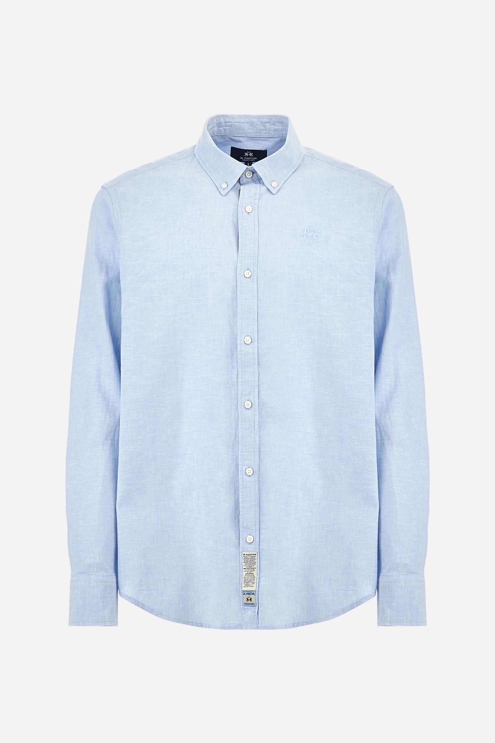 Men's plain long-sleeved shirt made from linen canvas. It features a button-down collar and a basic, traditional design, with woven labels at the bottom of the opening. The logo is embroidered on the chest, over the heart, in tone-on-tone thread. Regular fit. The model is wearing a size L. - Blue Bell