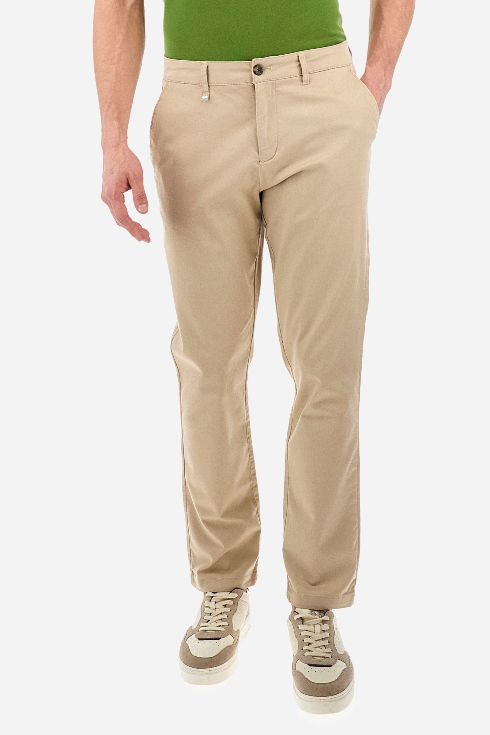 Men's single-colour chinos in elasticated cotton. With belt loops, zip and button fastening. There are two open front pockets and two closed back pockets. The logo is embroidered on the back. The fit is regular. The model wears a size 33. - Tidal Foam