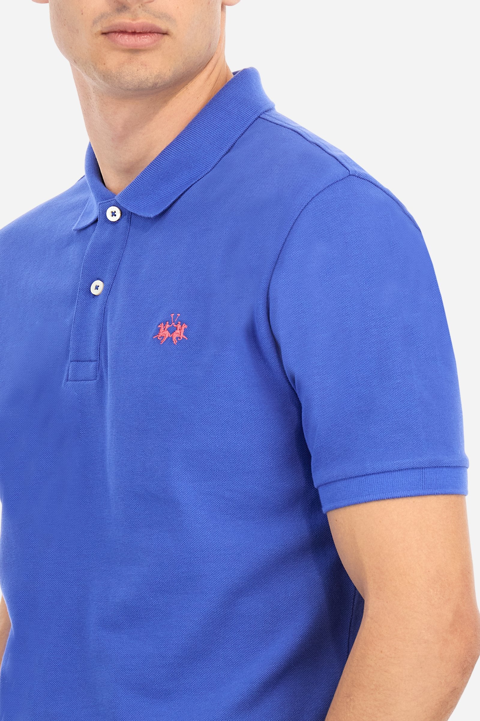 Men's plain-coloured, short-sleeved, regular-fit cotton polo shirt. Contrasting La Martina logo sewn onto the chest. This versatile garment goes perfectly with a pair of jeans from the collection. - Dazzling Blue