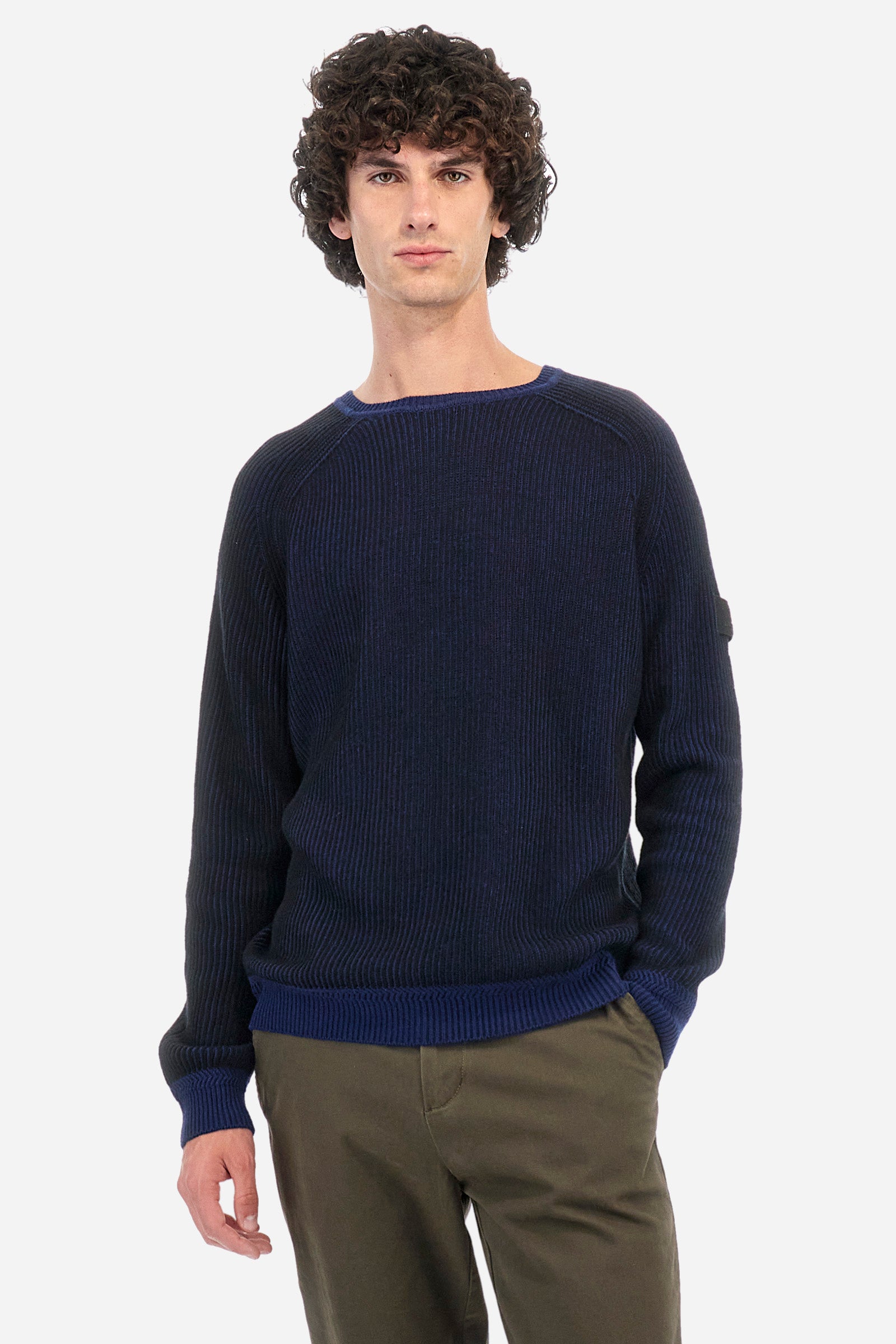 Men's long-sleeved crew neck pullover in plain ribbed fabric. Made from a blend of wool and cotton. The base colour of the garment contrasts against the ribs. A patch with the brand logo is sewn on one of the sleeves. Regular fit. The model is wearing a size L. - Navy/Black