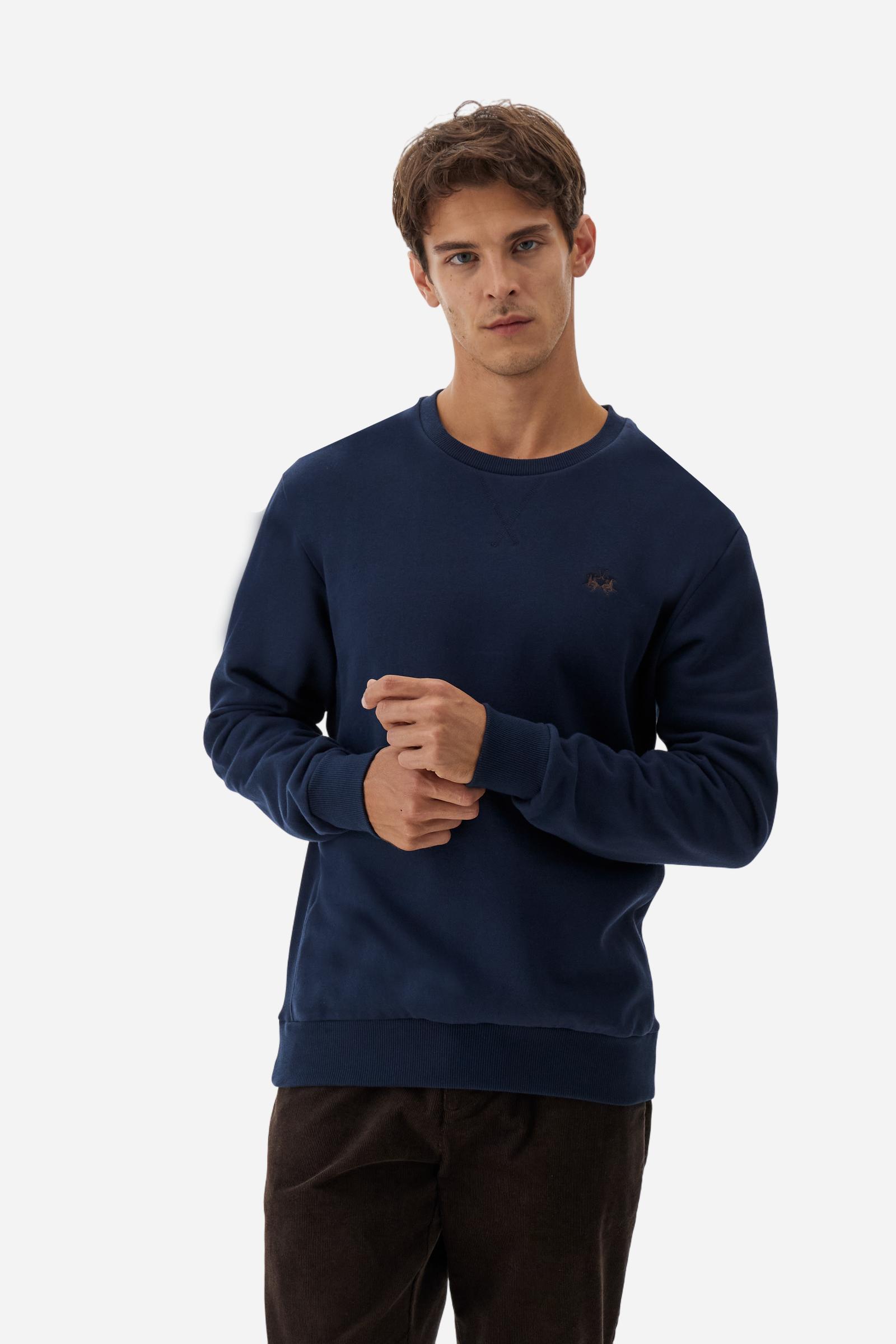 Men's long-sleeved round neck sweatshirt in 100% cotton fleece with a velvety feel. The collar, cuffs, waist and sides are in matching ribbed knit. The small brand logo is embroidered in contrasting colour on the chest. This essential piece has a regular fit for a timeless silhouette. The model is wearing a size L - Navy
