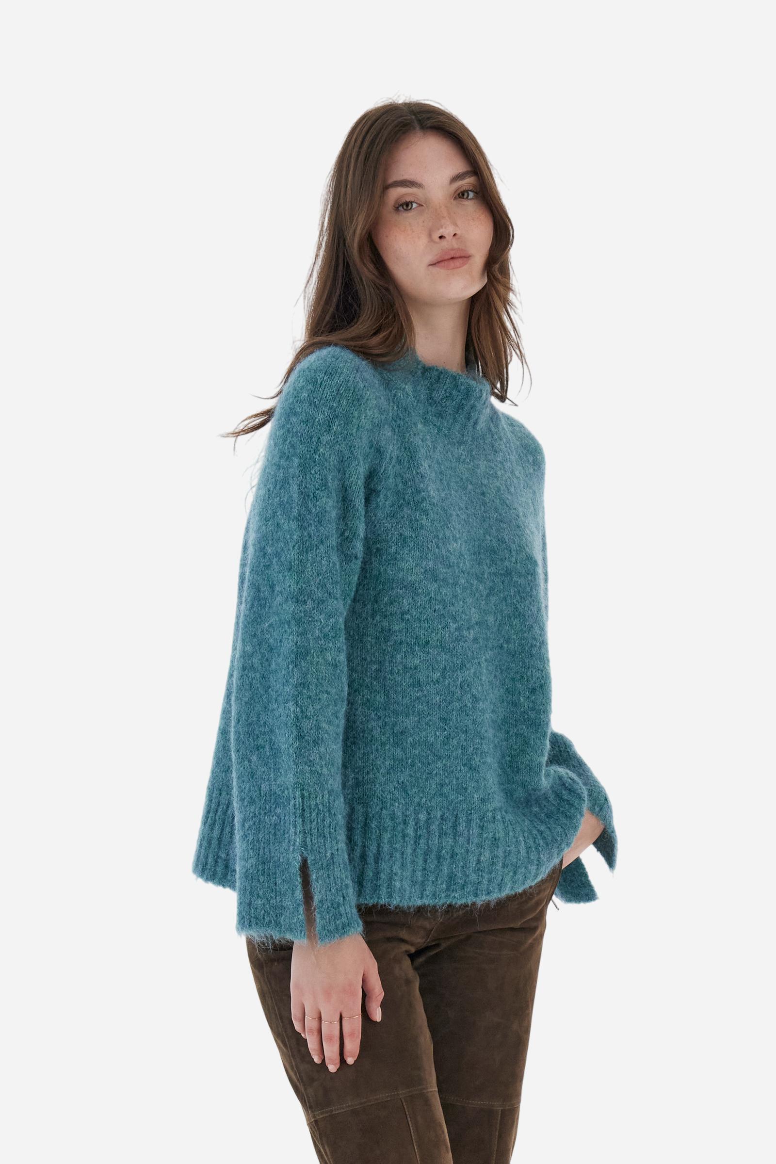 Women’s turtleneck sweater with long sleeves in solid-colour wool and mohair blend, soft and warm. Ribbed turtleneck for elegance and warmth, side slits and sleeve slits for a modern look. Logo on small golden metal plate applied to the front hem. Regular, soft fit for a versatile and comfortable silhouette. The model wears size 2. - North Sea