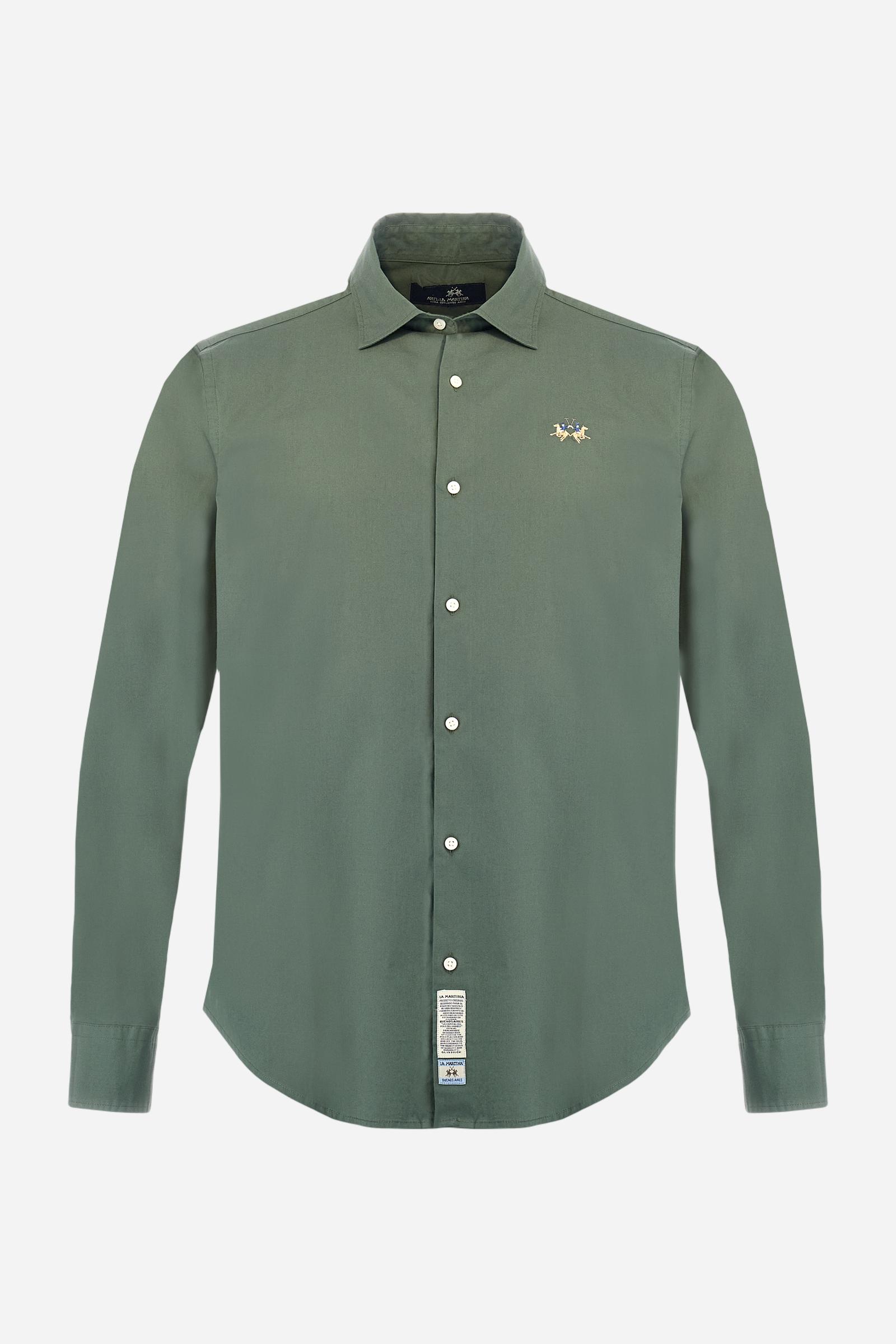 Men's single-colour long-sleeved shirt, made from 100% cotton poplin. Spread collar. The tricolour logo embroidery is on the chest, left side. The fit is slim. The model is wearing a size L. - Thyme