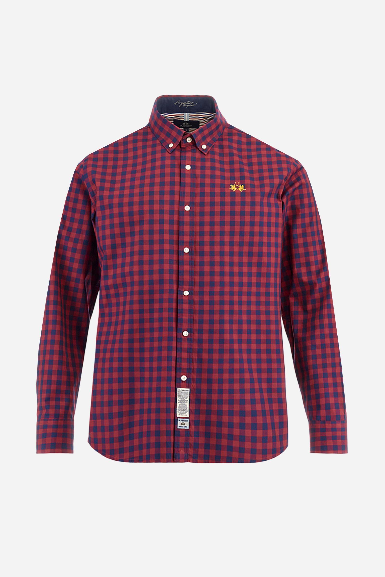 Men's long-sleeved poplin shirt in bicolour checks. With button-down collar and personalised buttons, enriched by contrasting logo embroidery on the chest. Regular fit, comfortable and versatile. Model wears size L. - Navy/Formula One