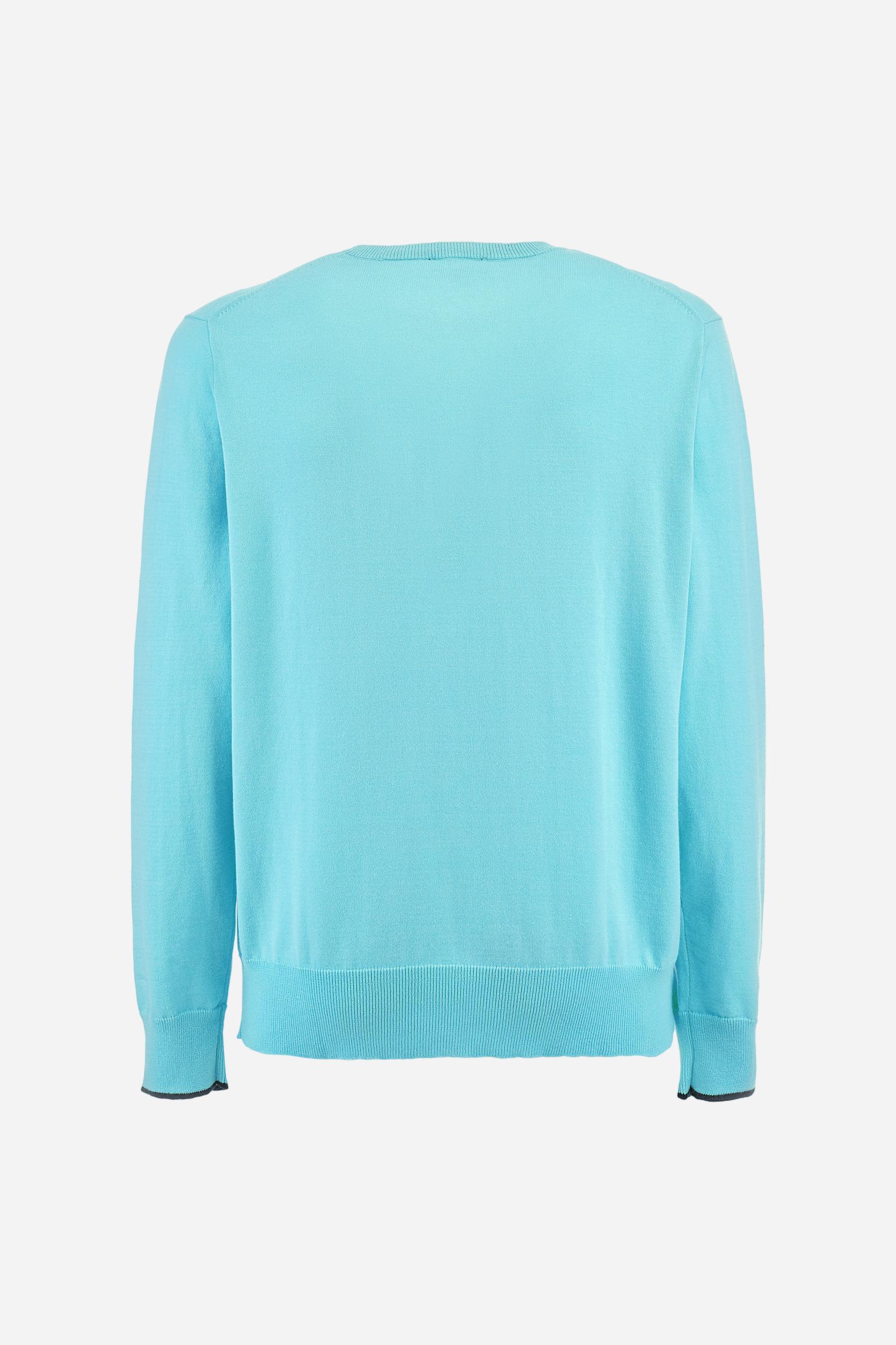 Men's plain long-sleeved pullover made of 100% combed cotton yarn. The collar is in two-tone ribbed knit: the exterior features the same tone as the jumper while the interior is in contrast. The cuffs and the band at the bottom are also made of ribbed knit. The cuffs also feature a contrasting stripe on the edge as a decorative motif. The logo is embroidered on the left side of the chest in contrasting thread. Regular fit. The model is wearing a size L. - Tanager Turquoise