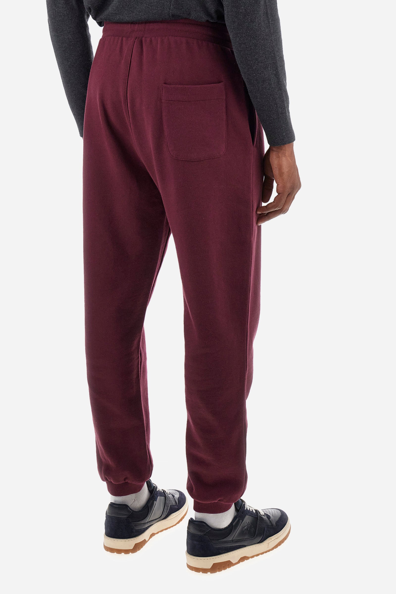 Men's plain jogging bottoms, made from 100% cotton. Drawstring waist and double front pocket. There is an additional pocket on the back. The logo is embroidered on the front. Regular fit. The model is wearing a size L. - Port Royale