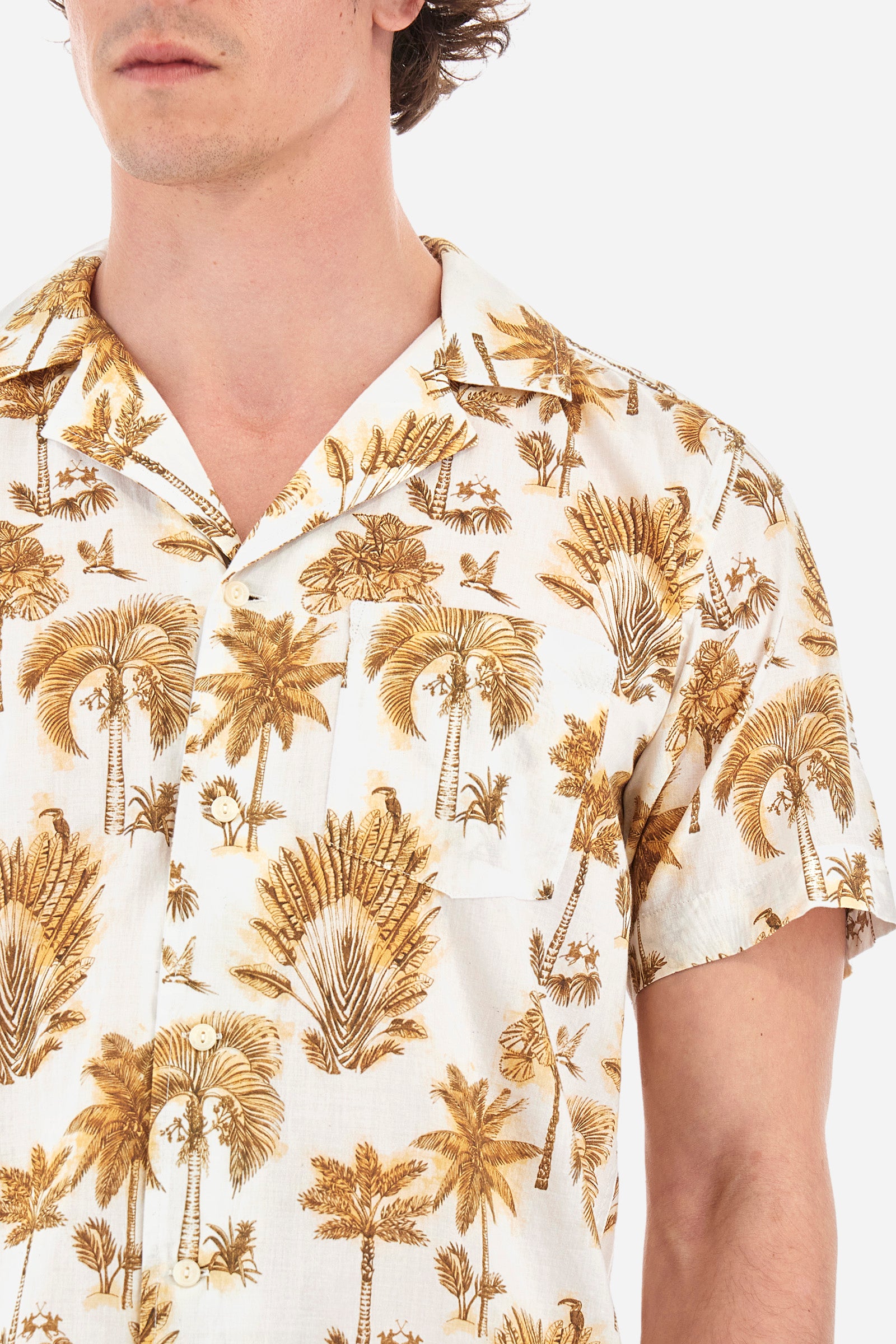 Men’s short-sleeved patterned shirt, made of 100% cotton. Bowling collar. An open tone-on-tone breast pocket sewn on the chest. Mini logo and embroidery on the sleeve recall the Guards line. The fit is regular. The model wears a size L. - Aspen Gold/White/Oli