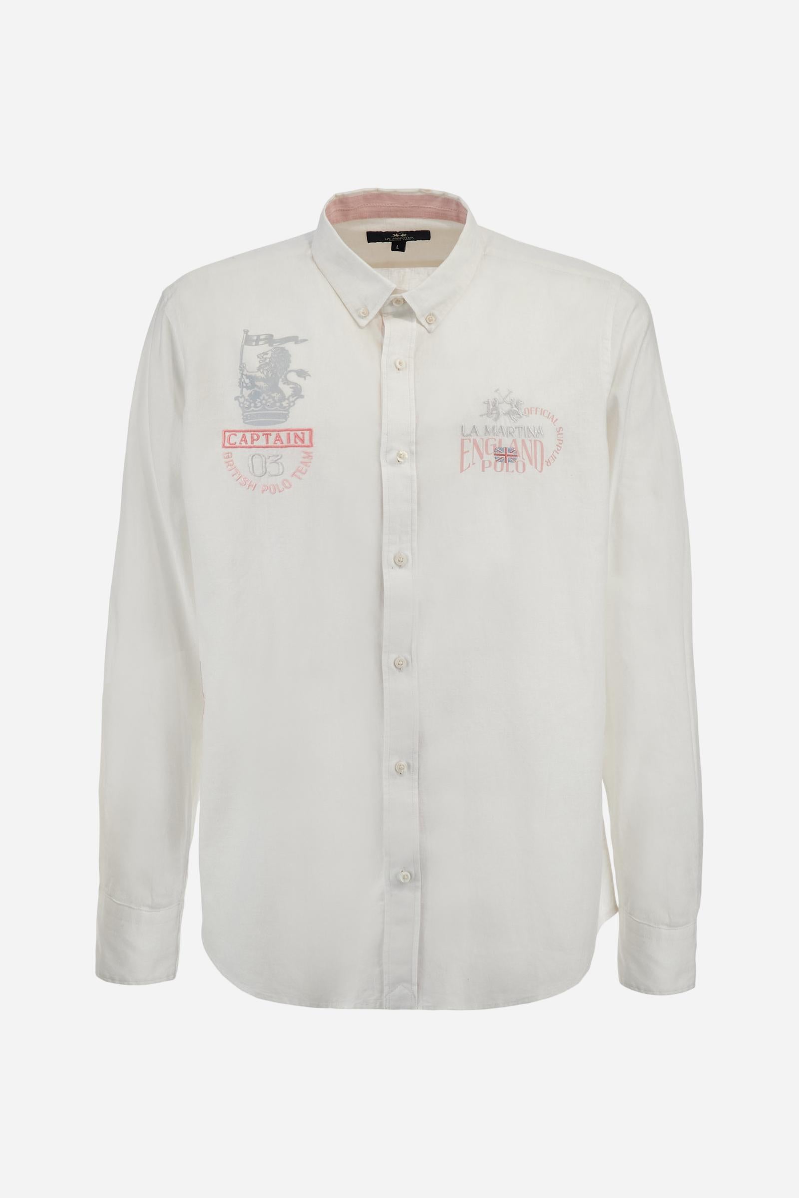 Men's long-sleeved single-colour shirt made of cotton and linen canvas. Button-down collar. Featuring details on the inside of the collar and opening in contrasting colour printed fabrics. The front graphics and logo are embroidered with contrasting colour threads. The fit is regular. The model is wearing a size L. - Optic White