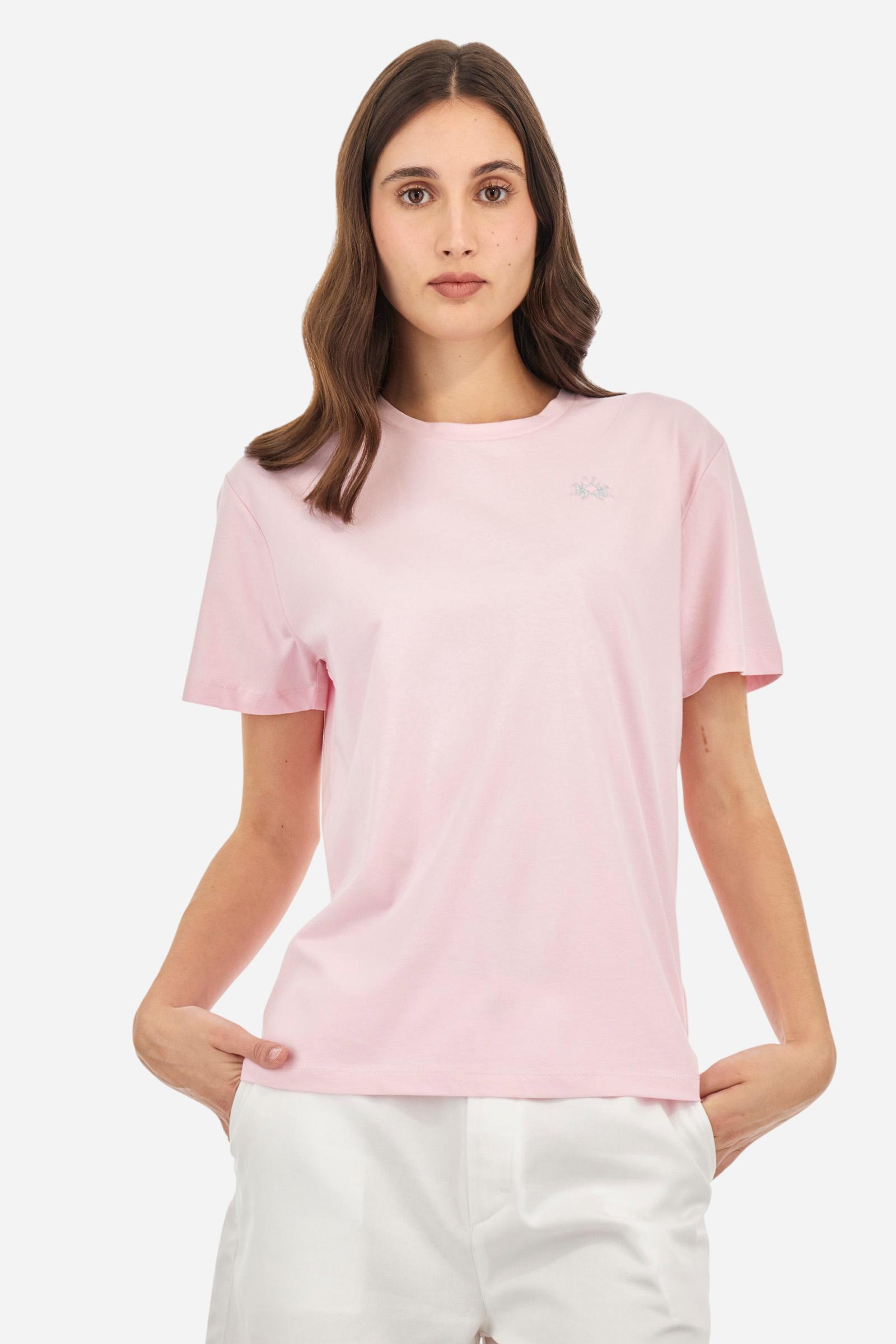 Single-colour short-sleeved women's T-shirt made of cotton jersey. Crew neck. Featuring contrasting jersey necktape detailing inside. The logo is embroidered on the chest, left side. The fit is regular. The model is wearing a size 2. - Parfait Pink